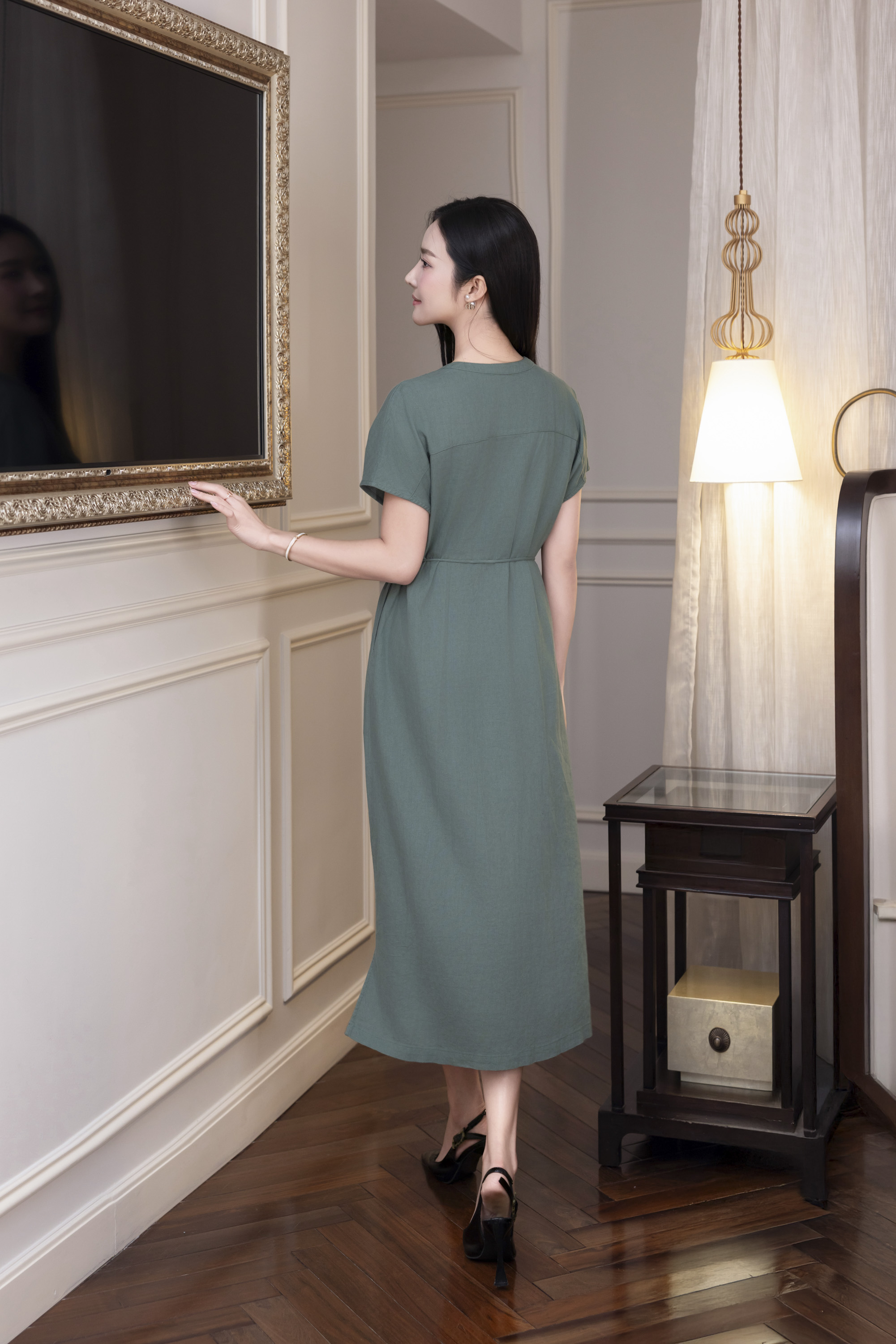 SWANLAKE | Váy Đầm Nữ Midi Suông Cổ Trụ Cài Nút Xếp Ly Vải Linen Dây Thắt Eo Xẻ Tà Công Sở D12752LW01