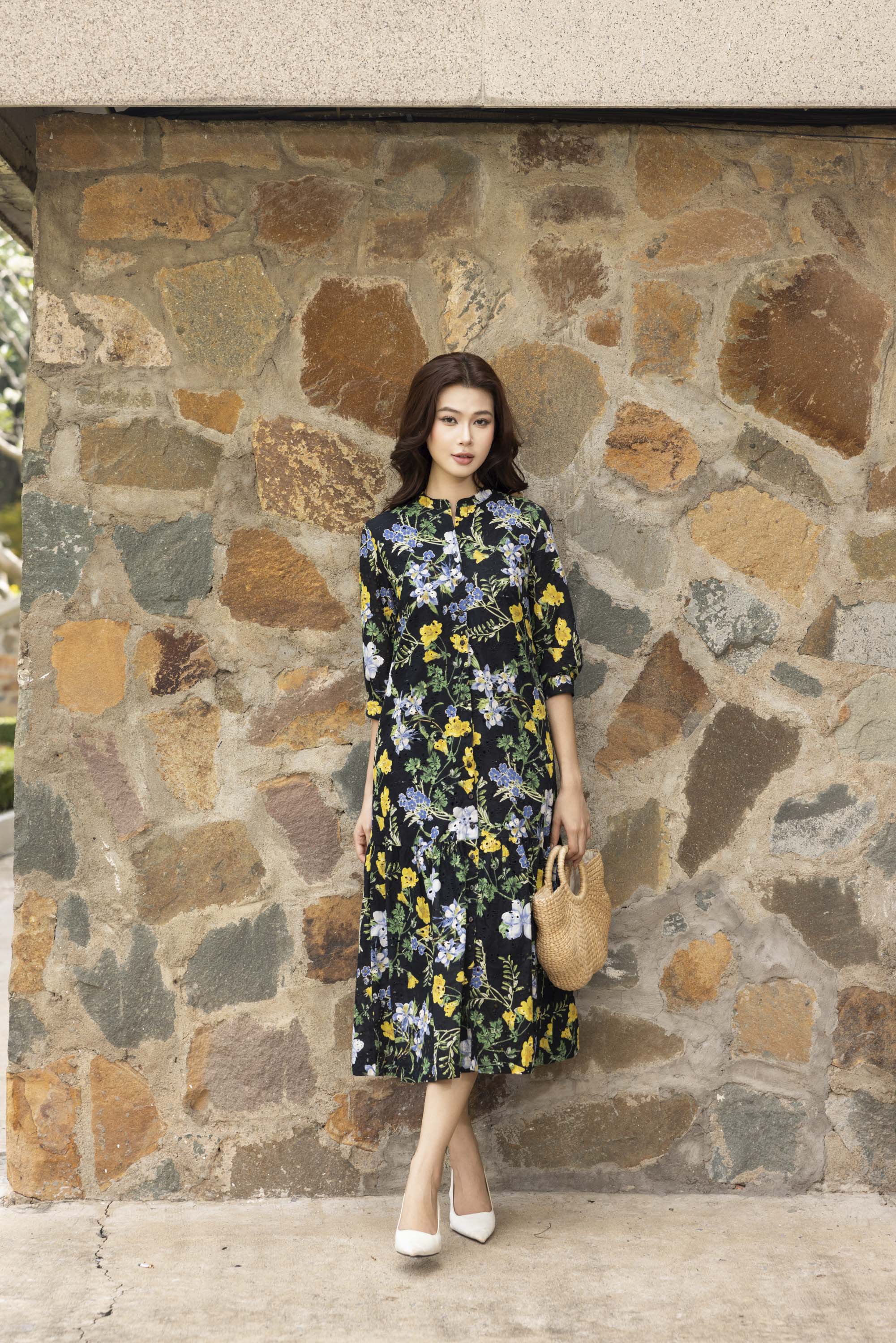 SWANLAKE | Váy Đầm Nữ Suông Đuôi Cài Nút Cotton Thêu Hoa Cổ Trụ Tay Lỡ Du Lịch Biển Hè D12761LW04