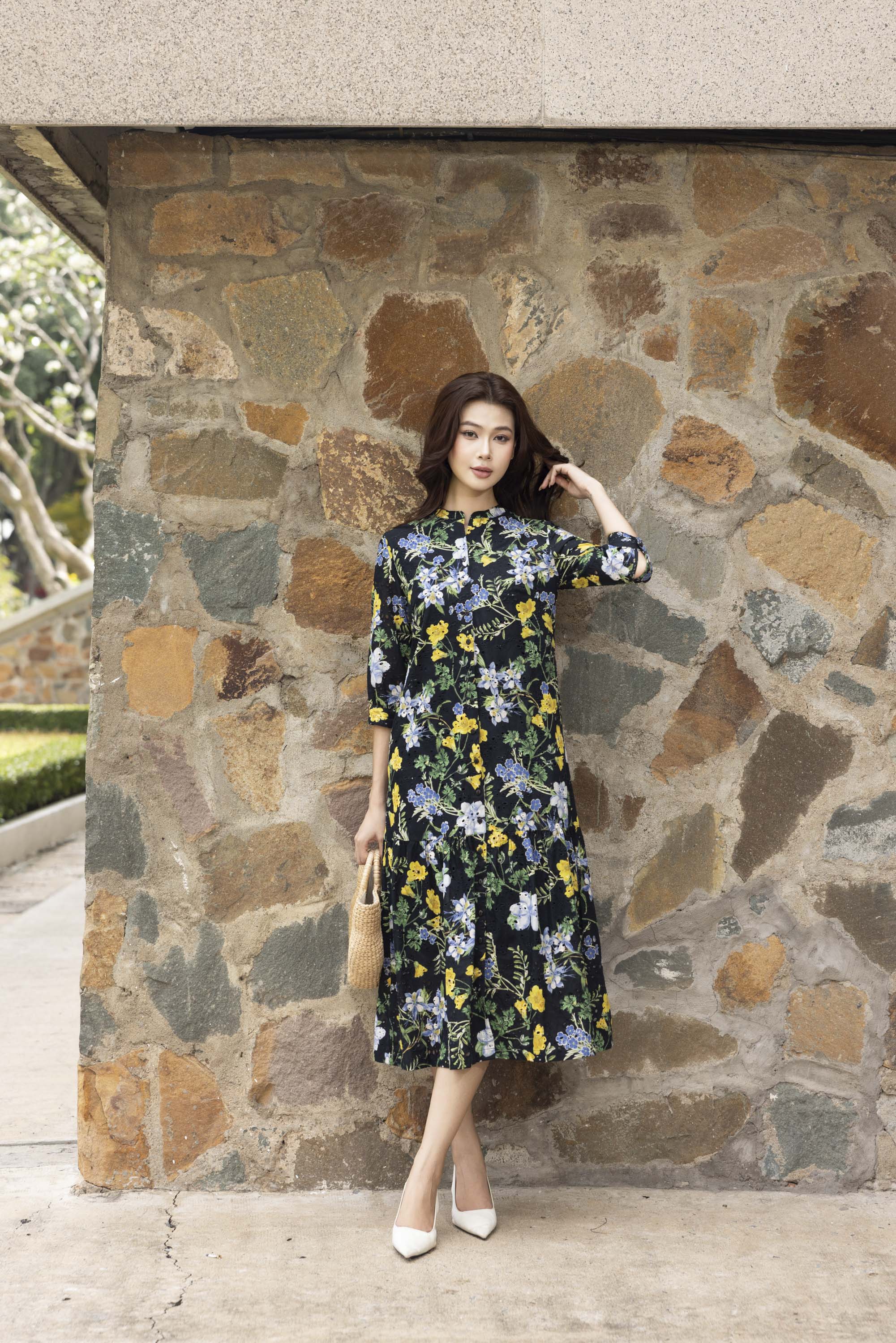 SWANLAKE | Váy Đầm Nữ Suông Đuôi Cài Nút Cotton Thêu Hoa Cổ Trụ Tay Lỡ Du Lịch Biển Hè D12761LW04