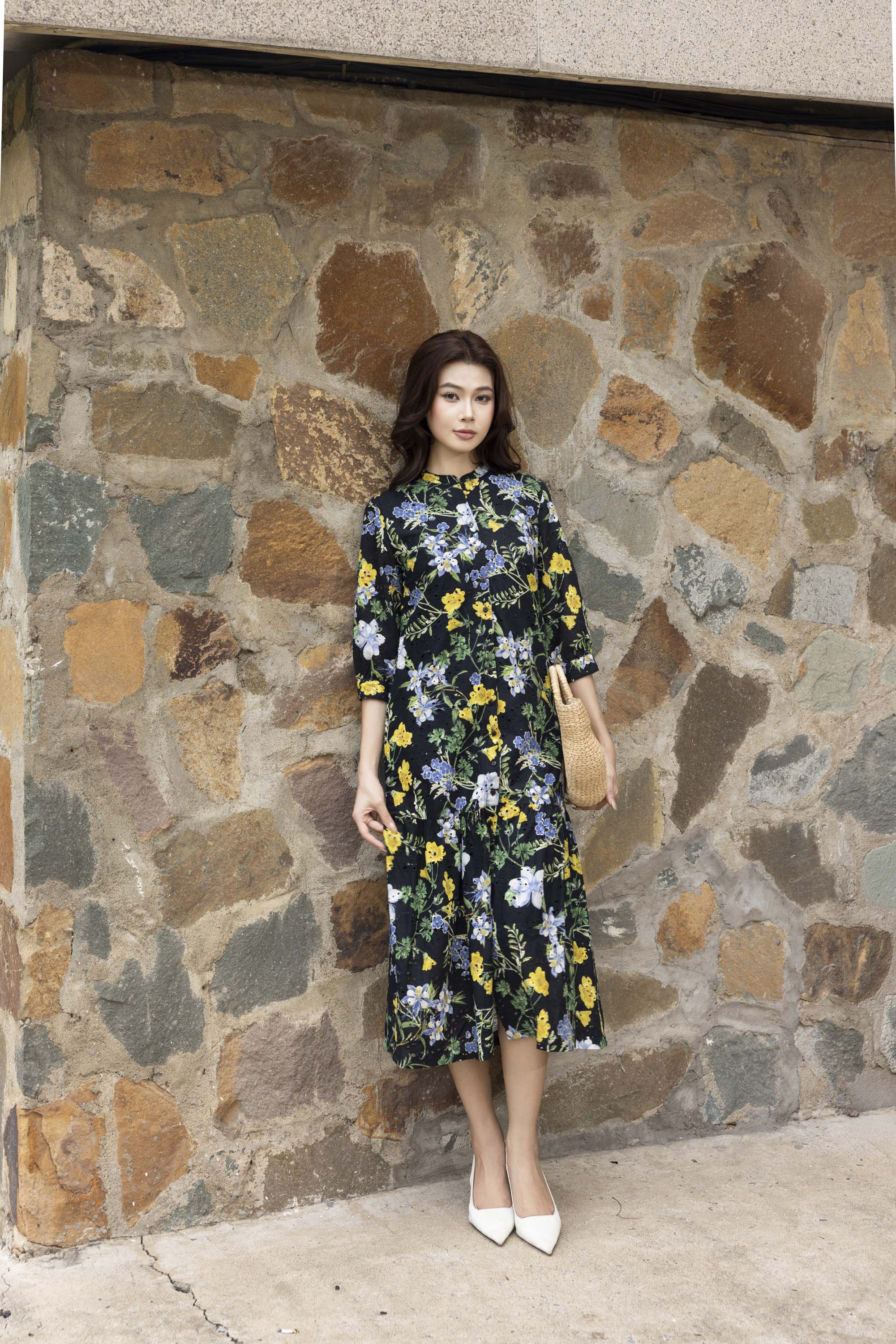 SWANLAKE | Váy Đầm Nữ Suông Đuôi Cài Nút Cotton Thêu Hoa Cổ Trụ Tay Lỡ Du Lịch Biển Hè D12761LW04