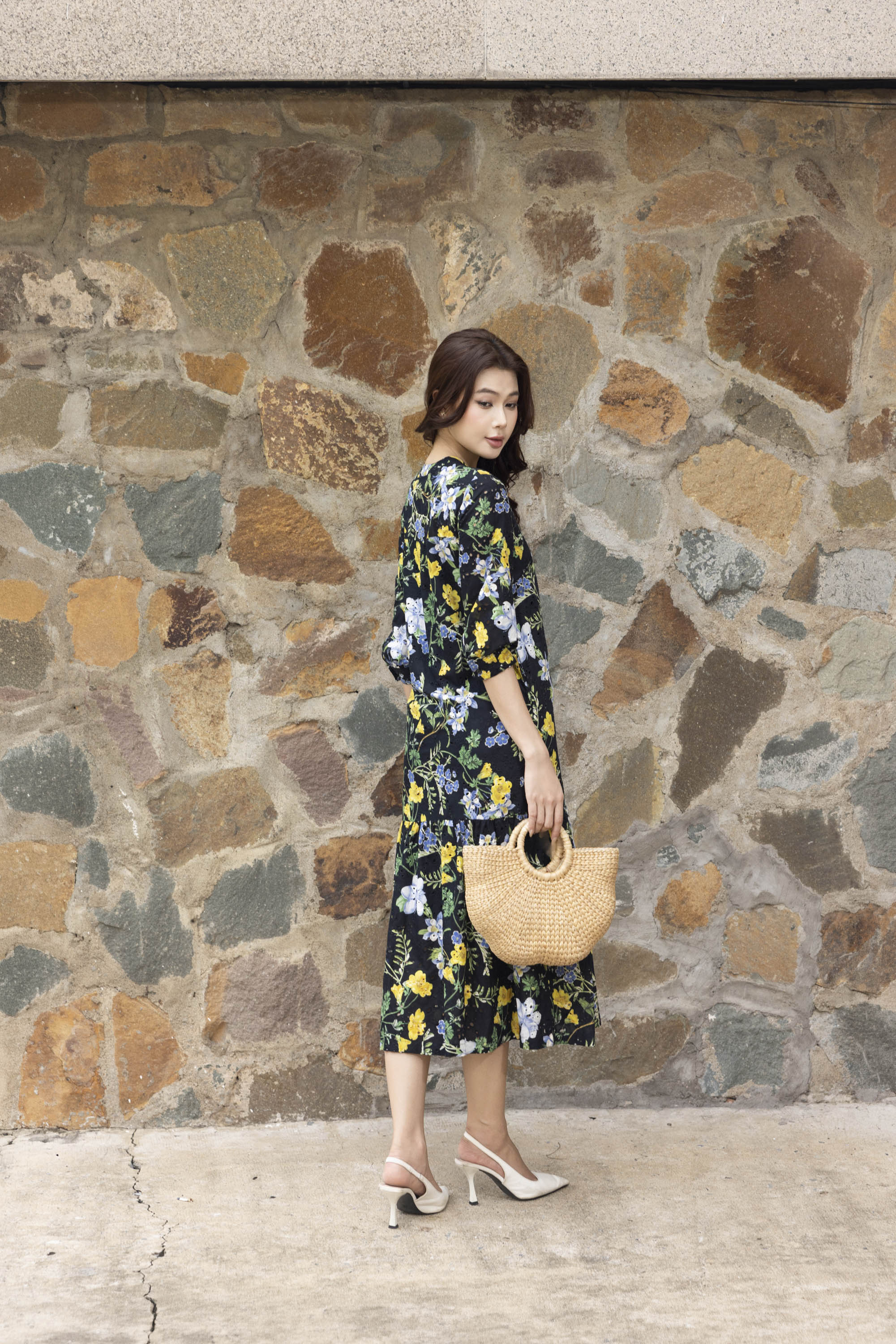 SWANLAKE | Váy Đầm Nữ Suông Đuôi Cài Nút Cotton Thêu Hoa Cổ Trụ Tay Lỡ Du Lịch Biển Hè D12761LW04