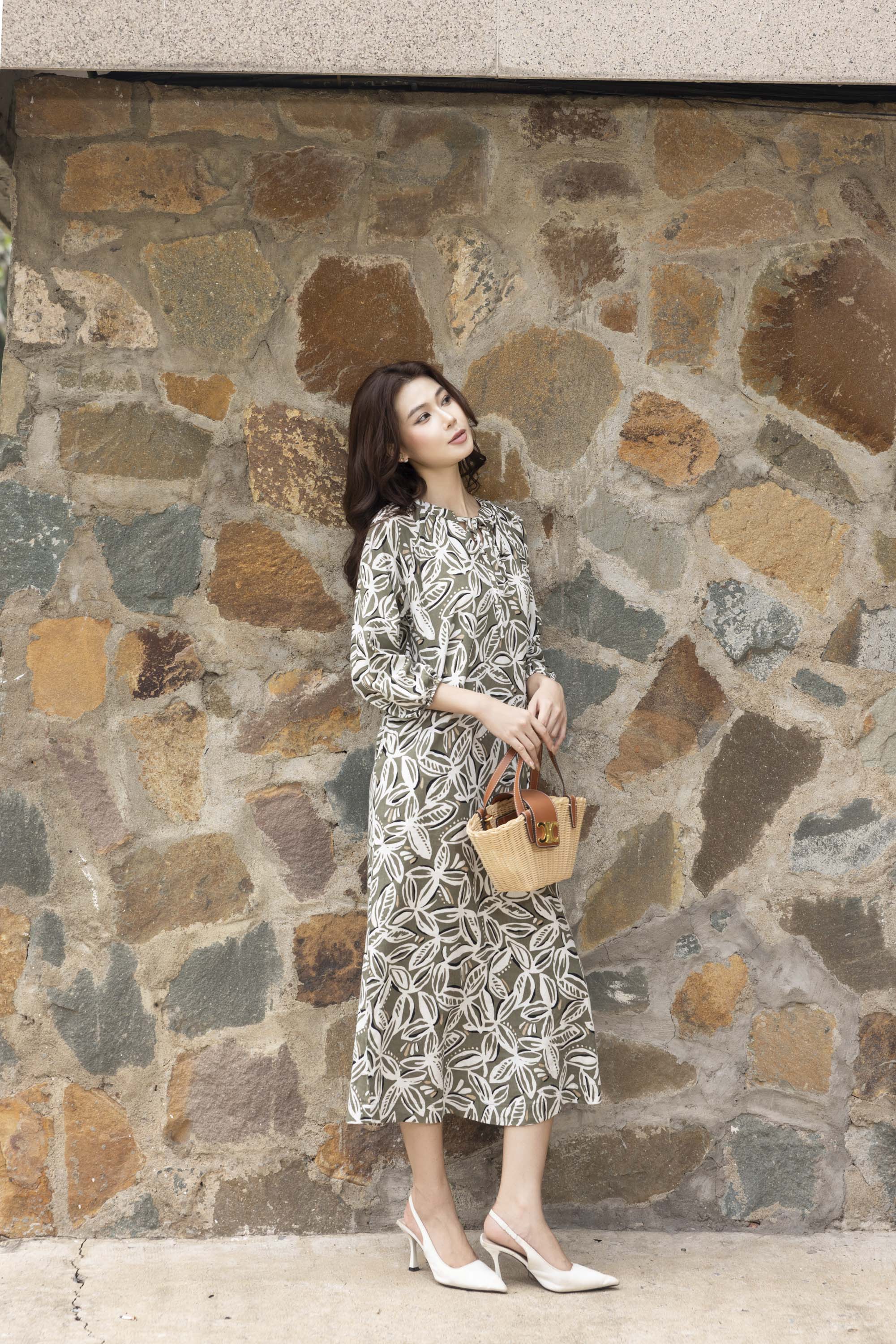 SWANLAKE | Váy Đầm Nữ Midi Suông Tay Lỡ Vải Linen In Hoa Có Túi Xẻ Tà Công Sở Dạo Phố D13513LW01