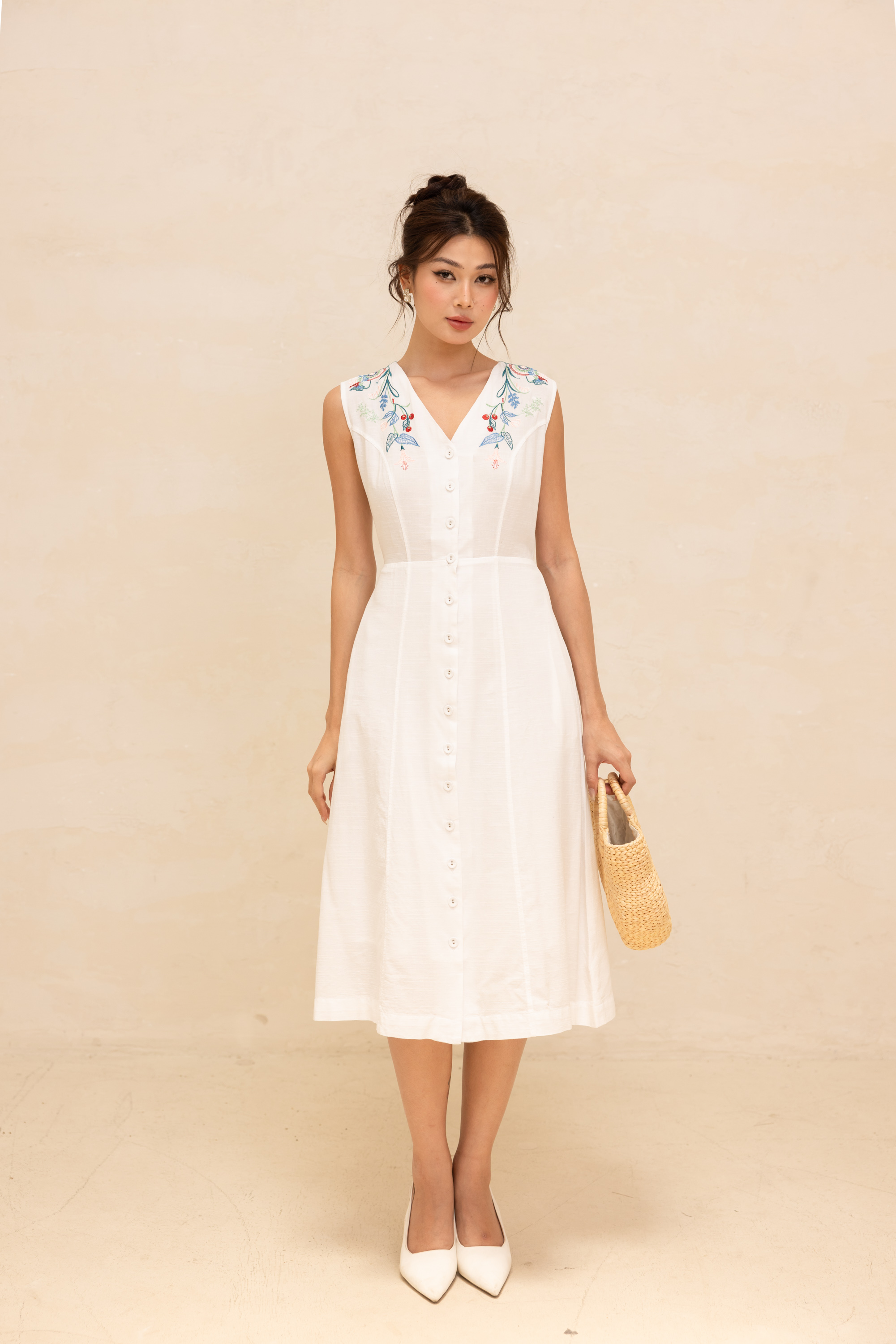 Đầm Sát Nách Chiết Eo Linen Thêu Phom Dài Swanlake - D12420LW01