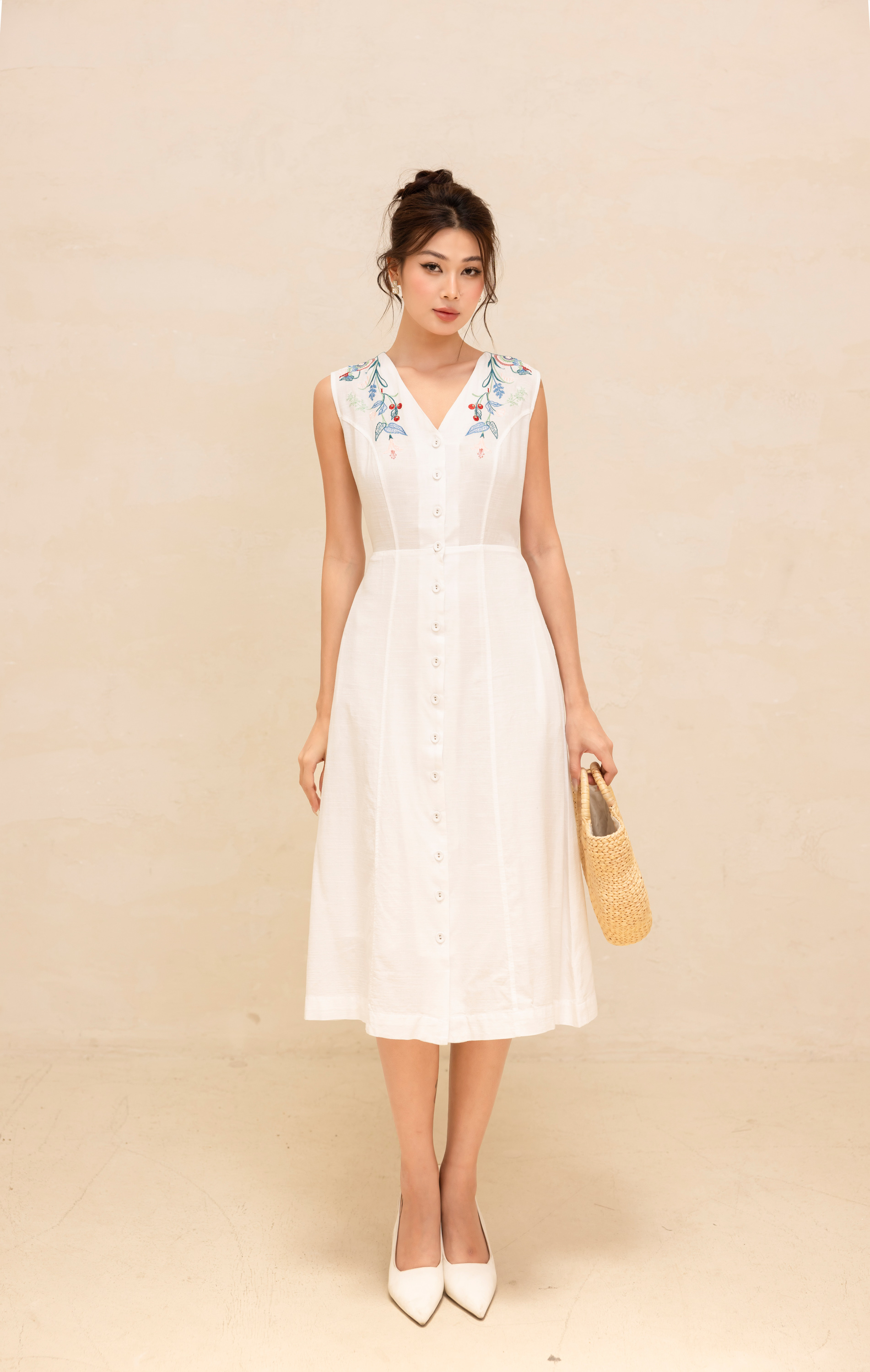 Đầm Sát Nách Chiết Eo Linen Thêu Phom Dài Swanlake - D12420LW01