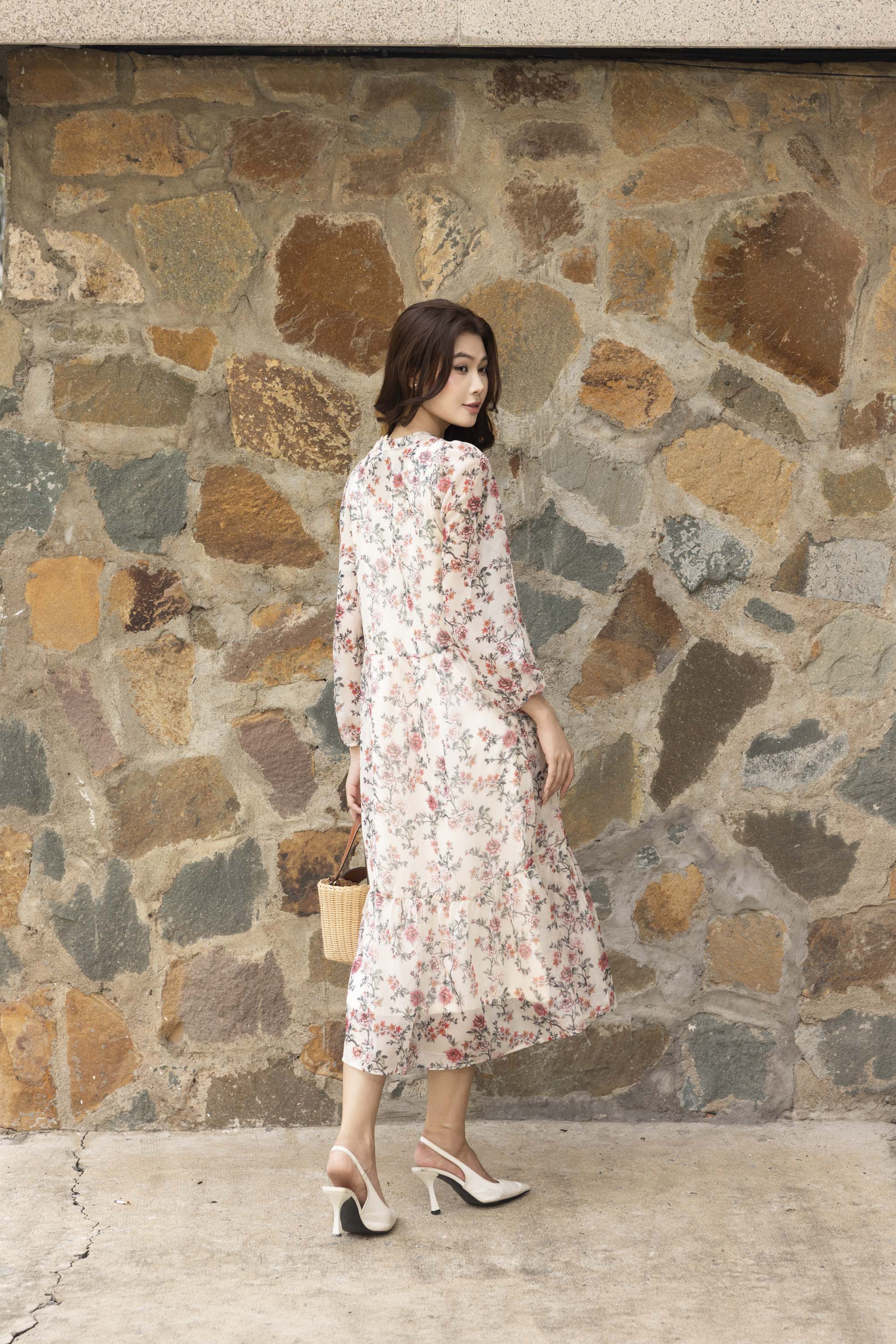 SWANLAKE | Váy Đầm Nữ Maxi Suông Xòe 2 Lớp Cổ Chữ V Cài Nút Tay Dài Vải Tơ In Hoa Đi Biển Hè D12073LW11