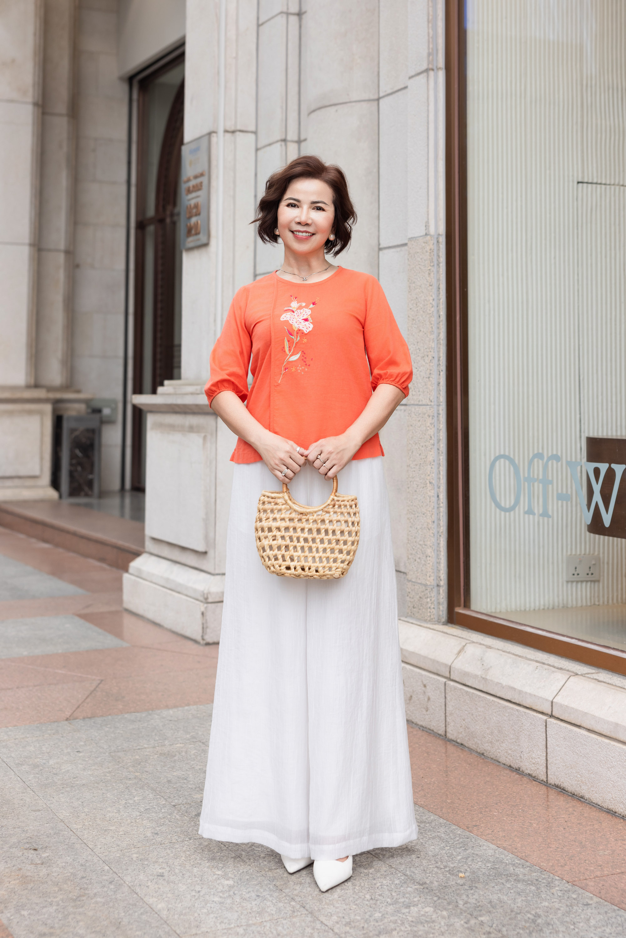 M COLLECTION | Áo Nữ Trung Niên Tặng Mẹ Ngắn Vải Linen Thêu Hoa Cổ Tròn Tay Bí Lỡ Bo Chun A12345