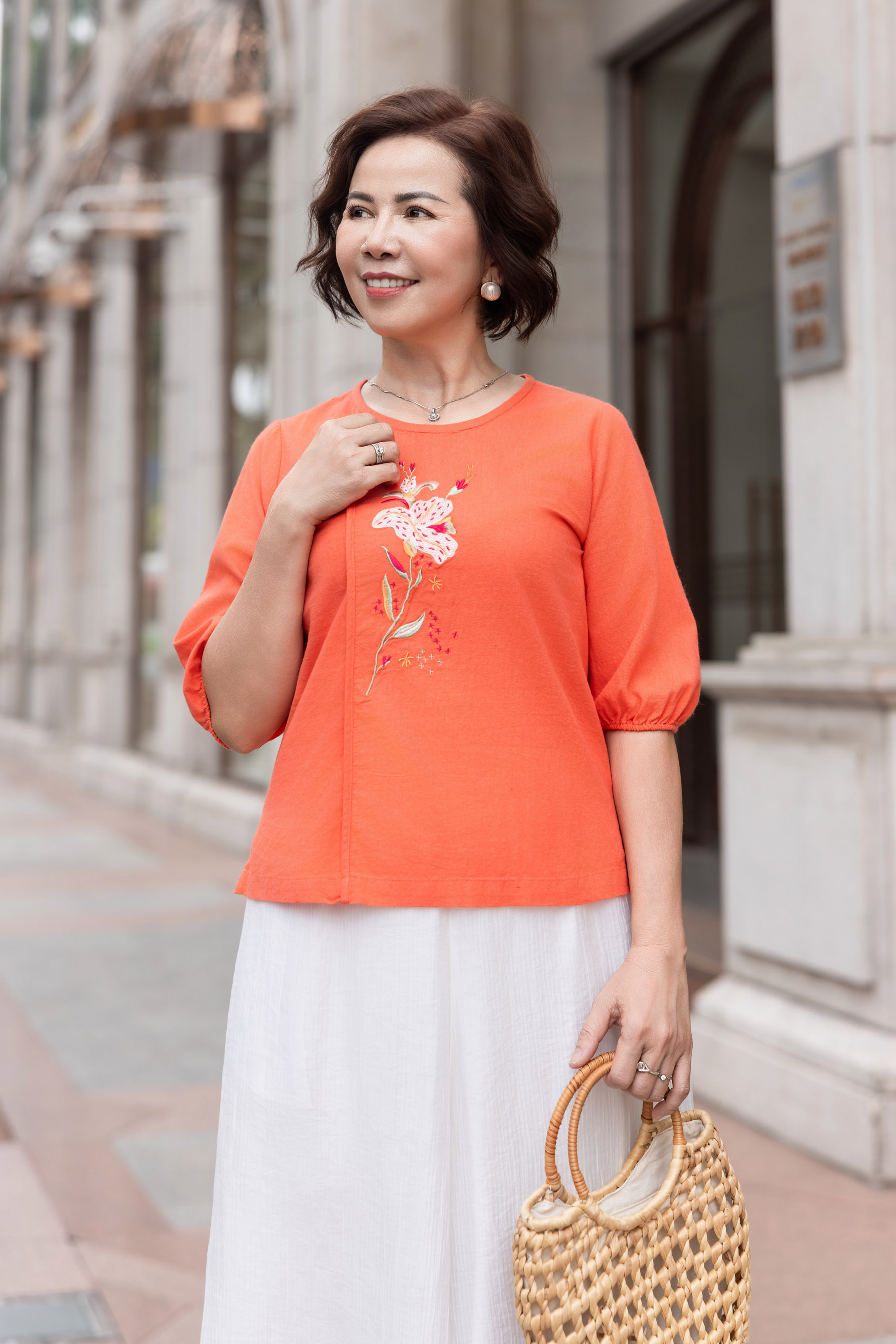 M COLLECTION | Áo Nữ Trung Niên Tặng Mẹ Ngắn Vải Linen Thêu Hoa Cổ Tròn Tay Bí Lỡ Bo Chun A12345