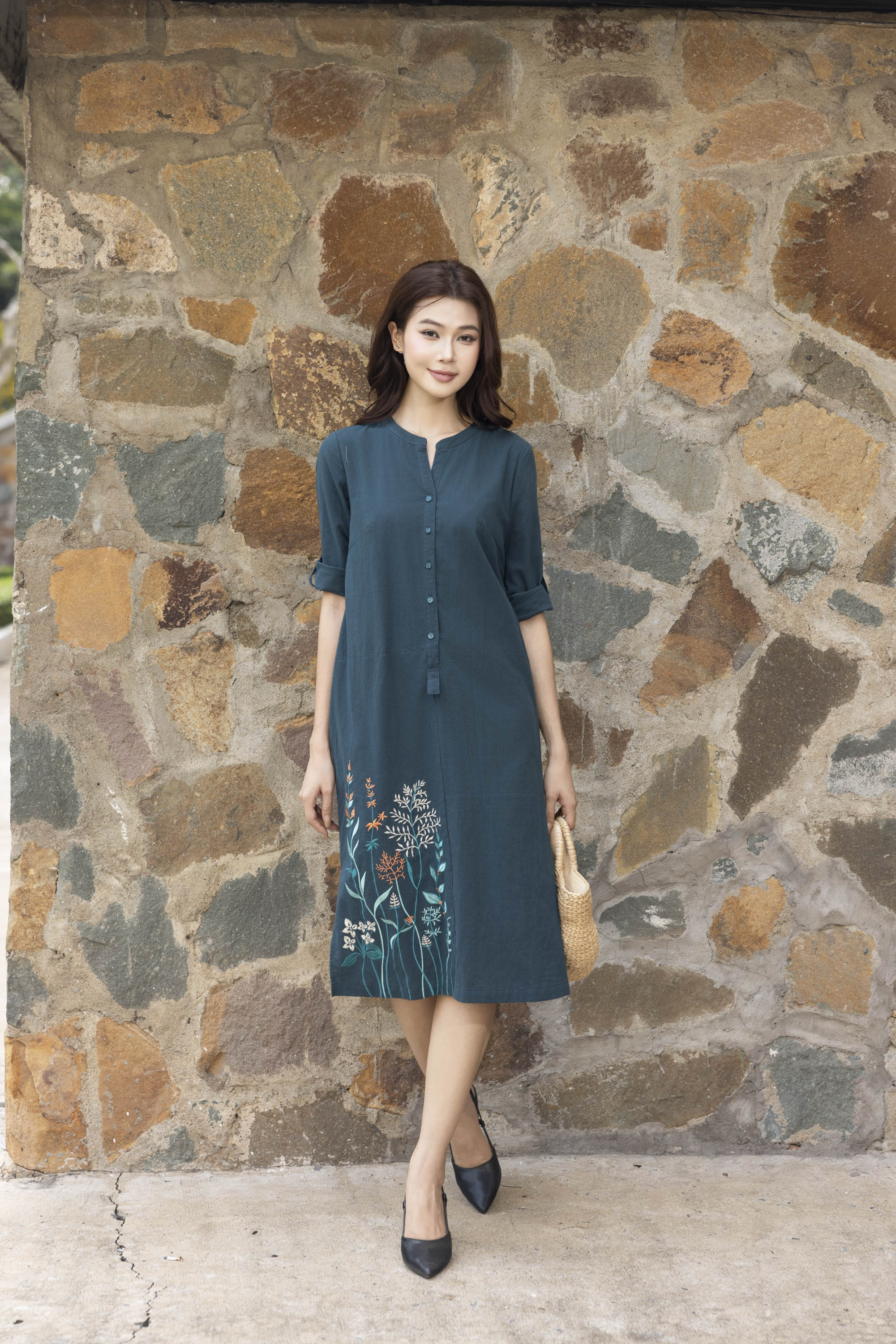 SWANLAKE | Váy Đầm Nữ Midi Suông Cổ Trụ Cài Nút Vải Linen Tay Lỡ Thêu Hoa Xẻ Tà Công Sở D13520LW01
