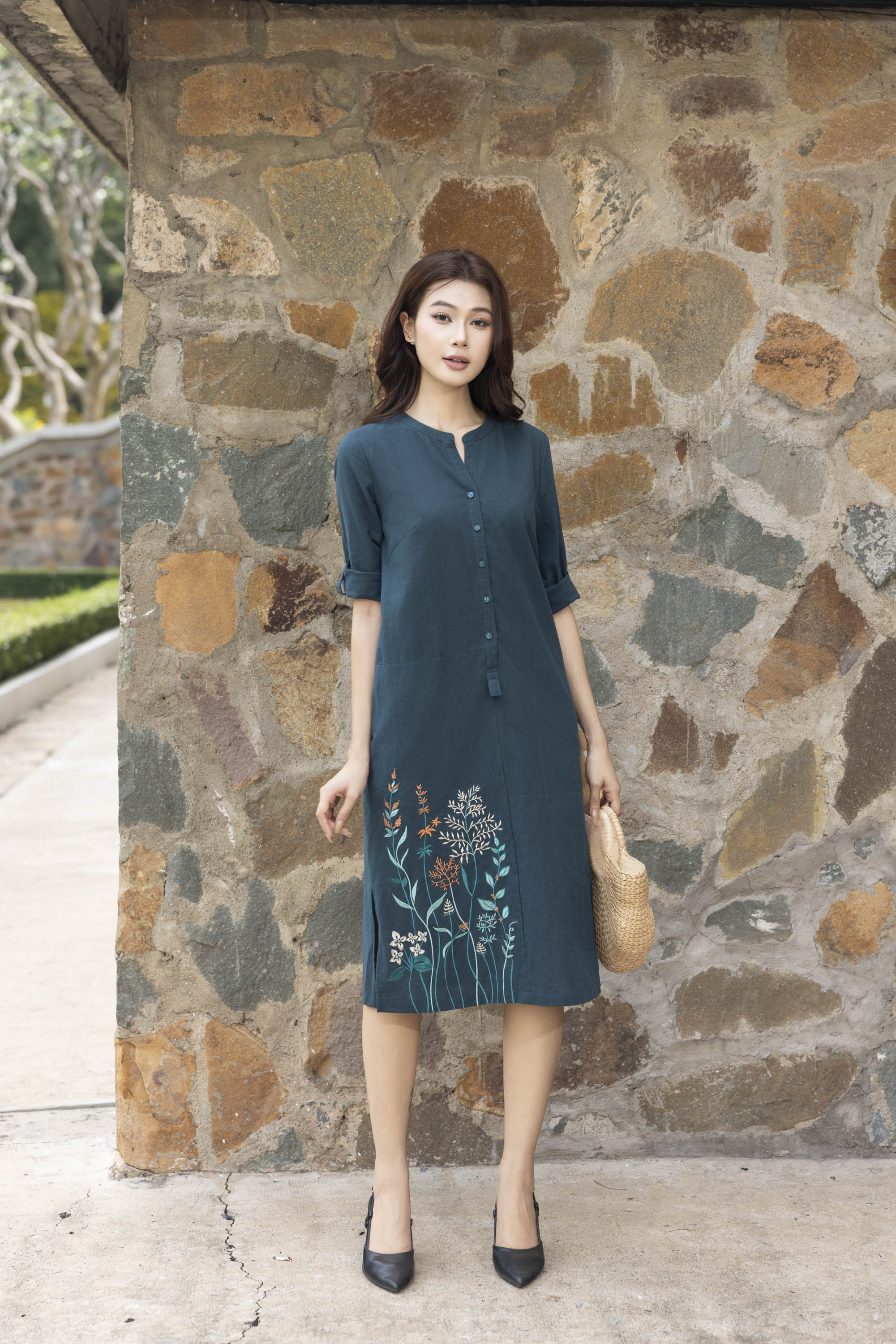 SWANLAKE | Váy Đầm Nữ Midi Suông Cổ Trụ Cài Nút Vải Linen Tay Lỡ Thêu Hoa Xẻ Tà Công Sở D13520LW01