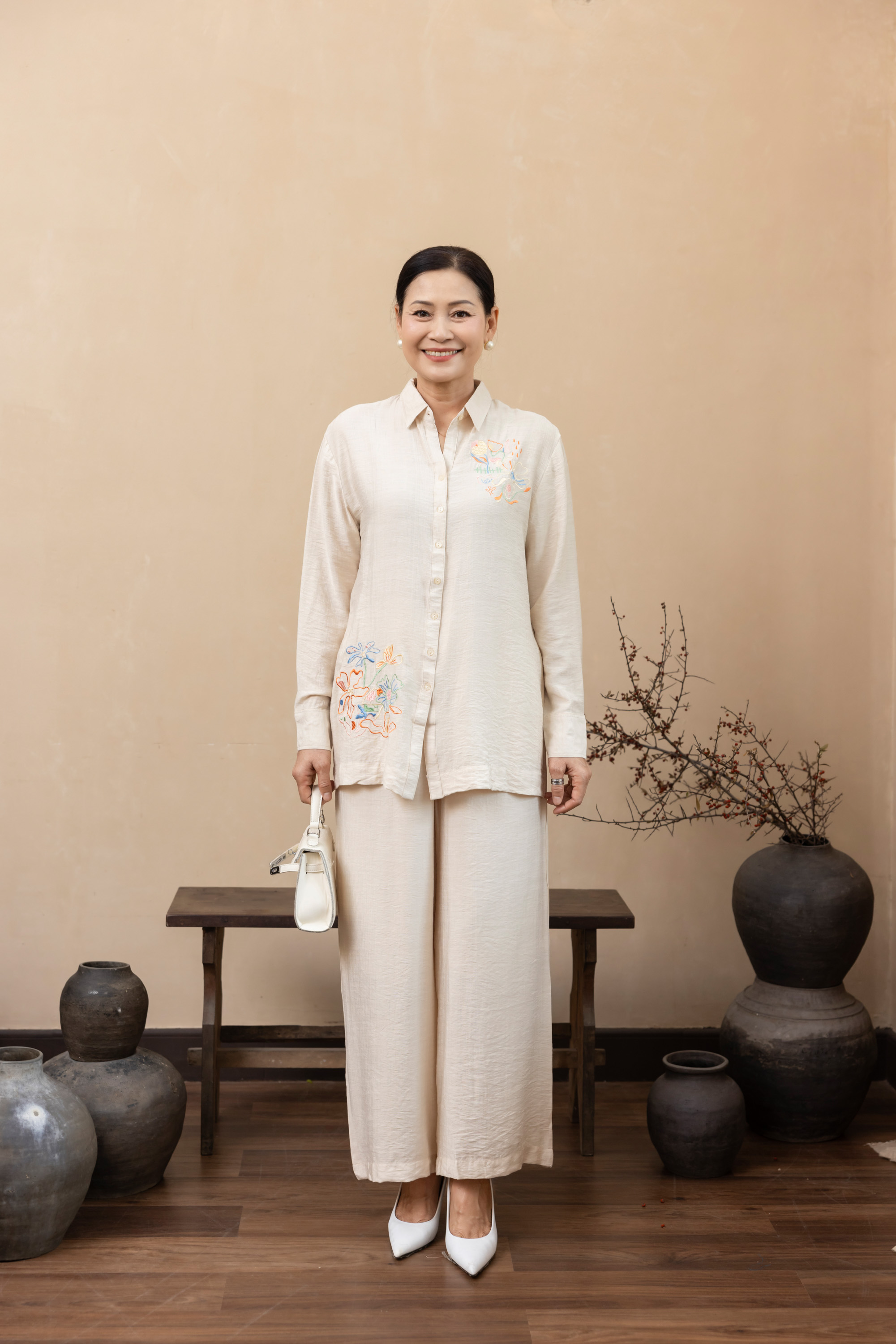 M Collection | Set Bộ Sơ Mi Quần Suông Chất Lụa Hàn Thêu Hoạ Tiết Hoa - B11951LW01