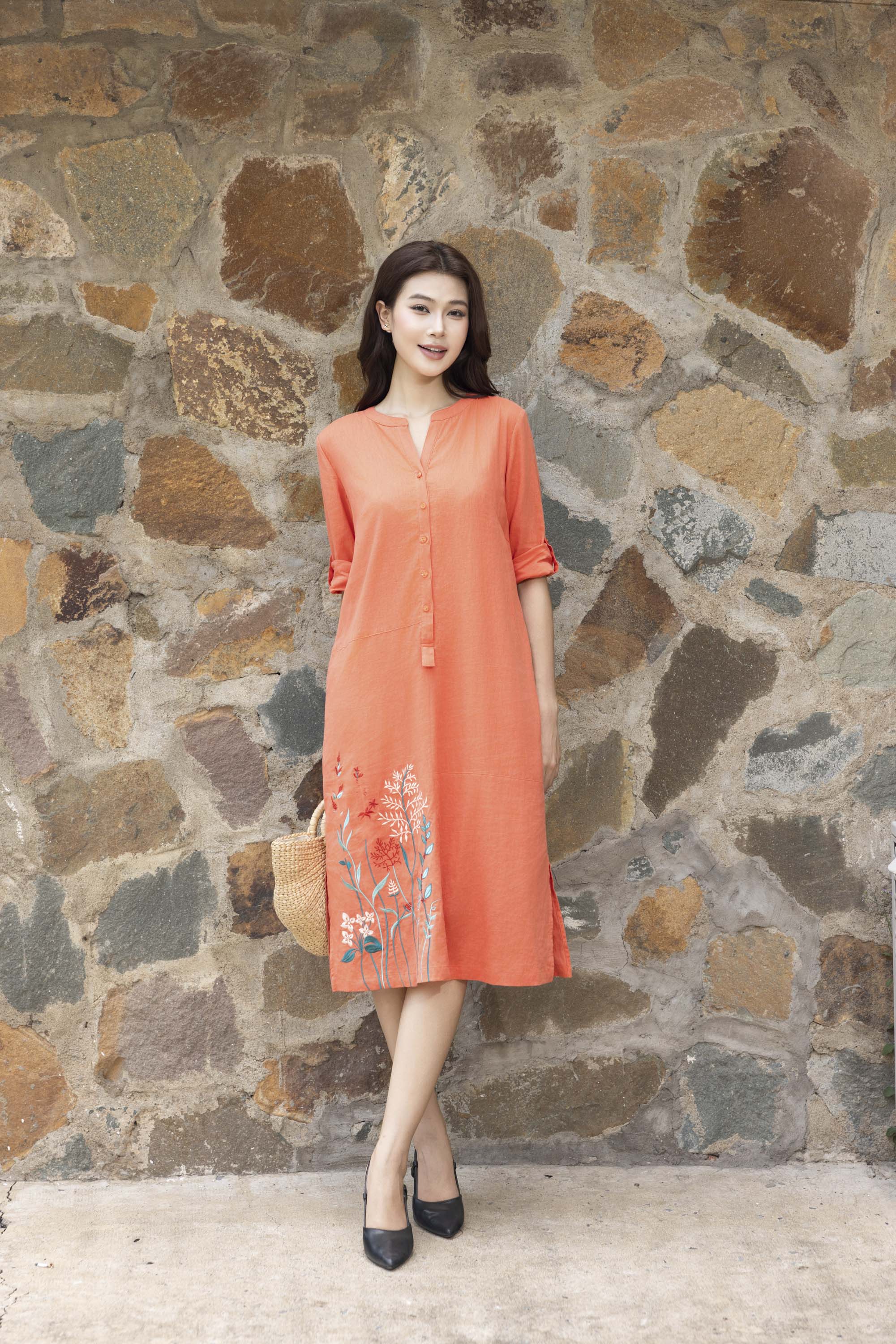 SWANLAKE | Váy Đầm Nữ Midi Suông Cổ Trụ Cài Nút Vải Linen Tay Lỡ Thêu Hoa Xẻ Tà Công Sở D13520LW01