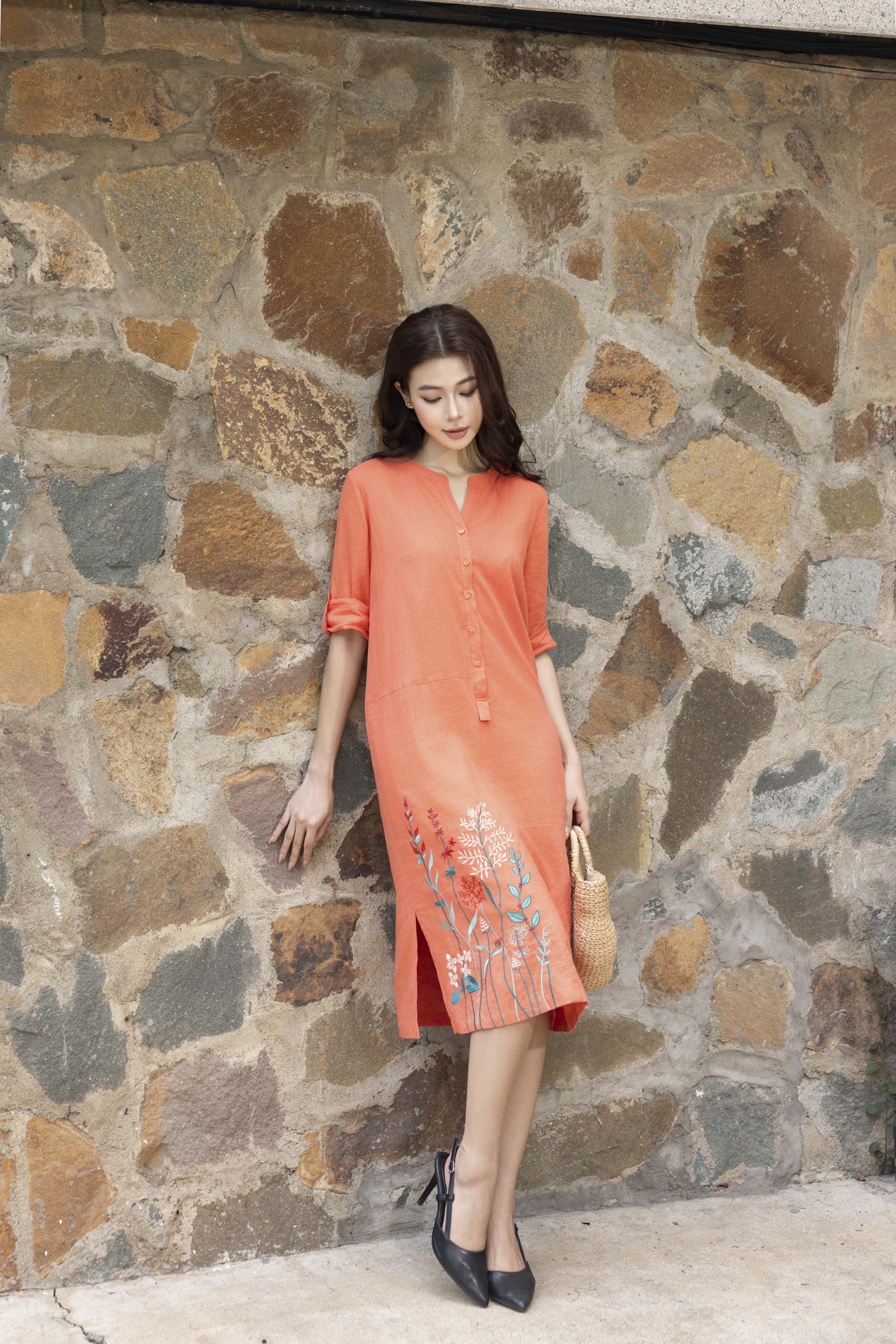 SWANLAKE | Váy Đầm Nữ Midi Suông Cổ Trụ Cài Nút Vải Linen Tay Lỡ Thêu Hoa Xẻ Tà Công Sở D13520LW01