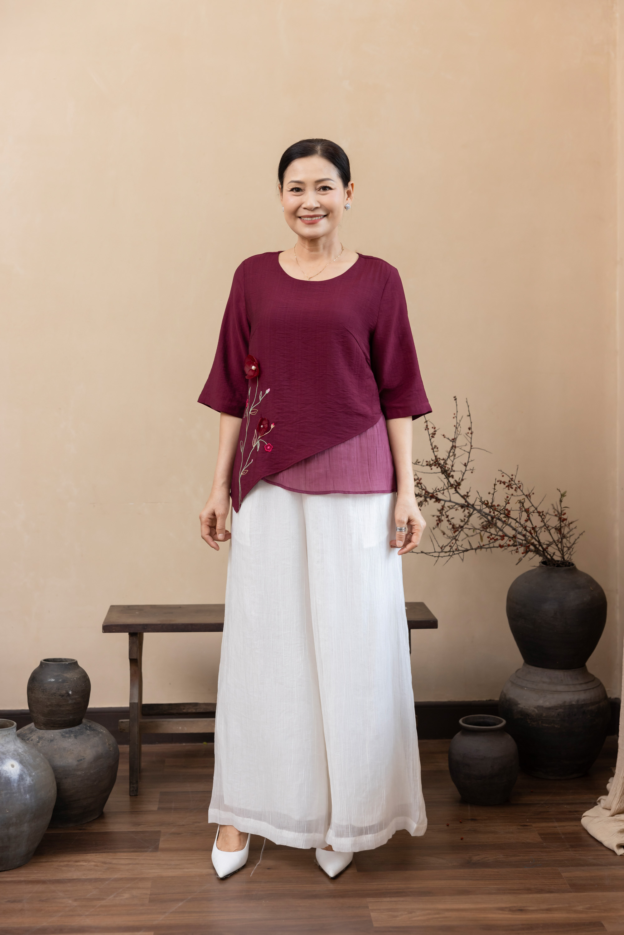 M Collection | Áo Kiểu Trung Niên Tặng Mẹ Phom Suông Lớp Ngoài Vạt Xéo Thêu Kết Hợp Đính Hoa 3D Chất Liệu Lụa Hàn - A12412LW01