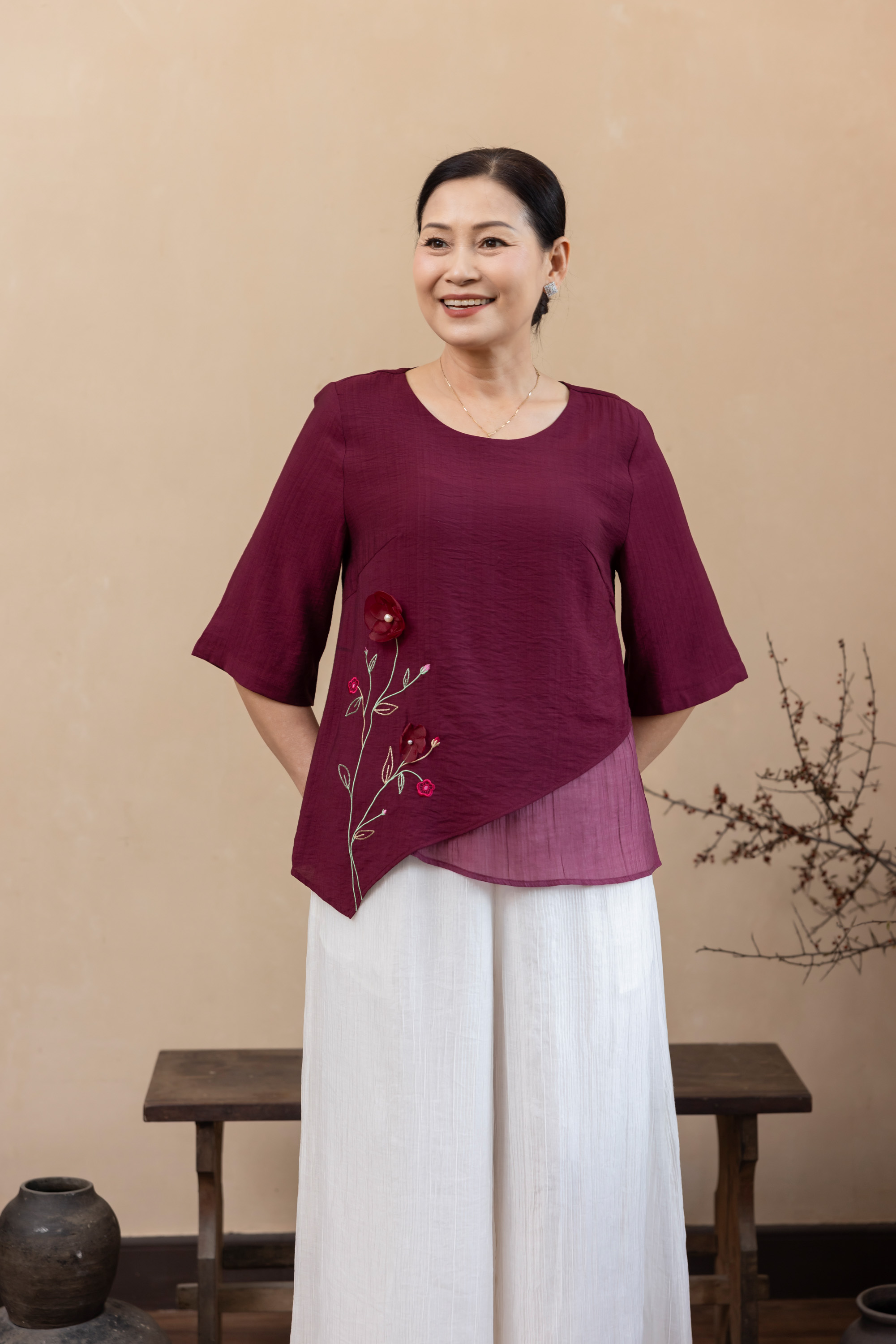 M Collection | Áo Kiểu Trung Niên Tặng Mẹ Phom Suông Lớp Ngoài Vạt Xéo Thêu Kết Hợp Đính Hoa 3D Chất Liệu Lụa Hàn - A12412LW01