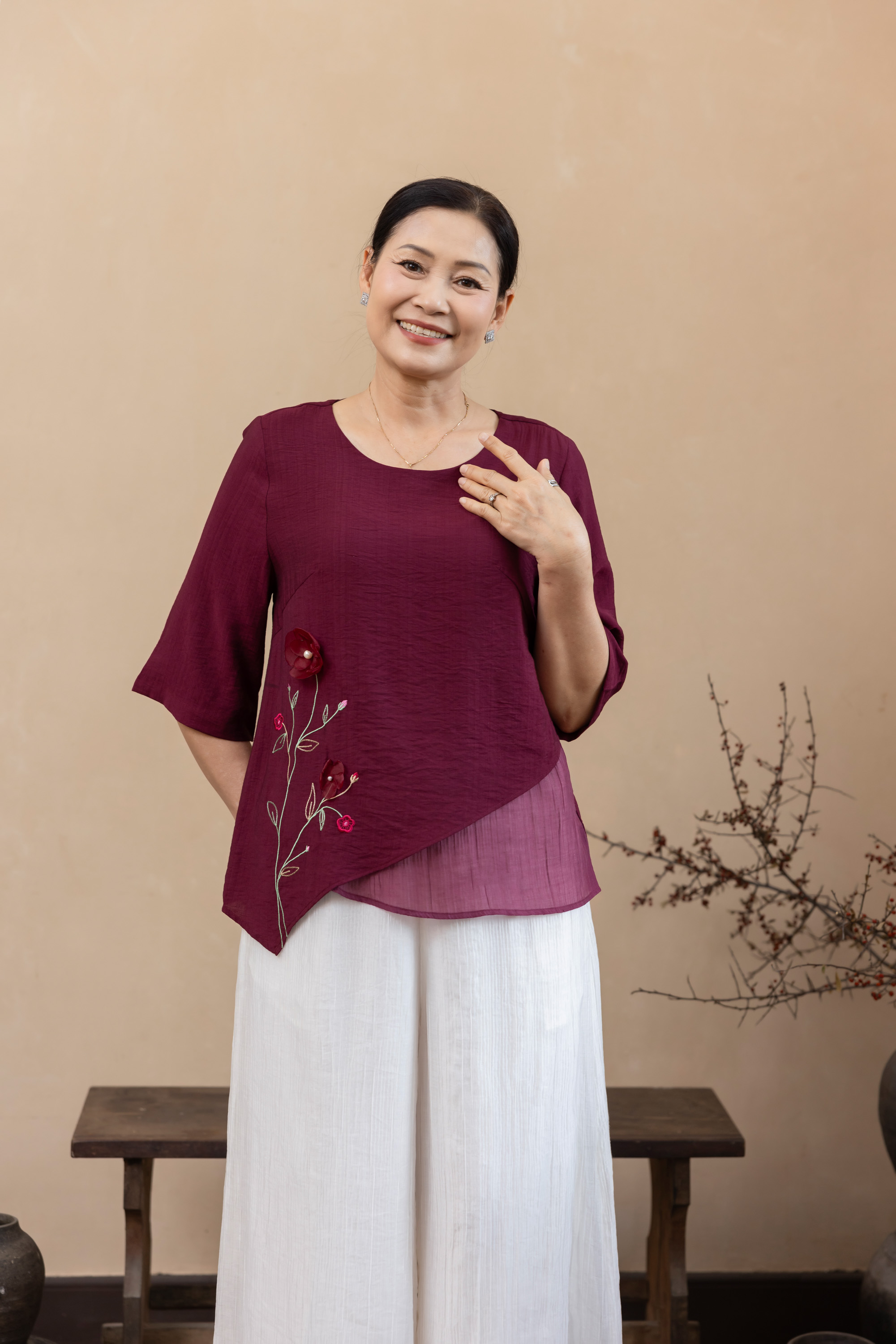 M Collection | Áo Kiểu Trung Niên Tặng Mẹ Phom Suông Lớp Ngoài Vạt Xéo Thêu Kết Hợp Đính Hoa 3D Chất Liệu Lụa Hàn - A12412LW01