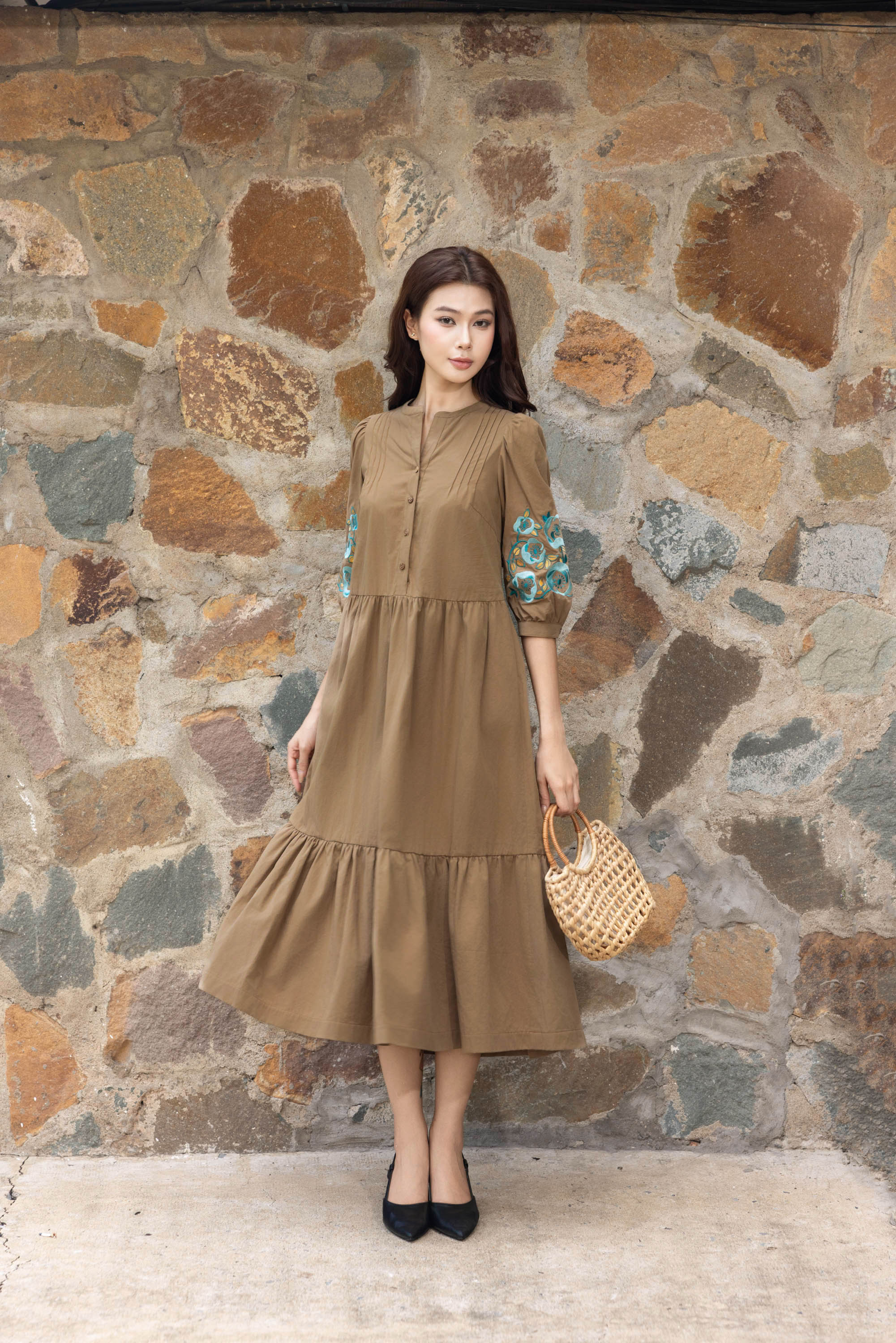 Đầm Maxi Đuôi Cá Xòe Cotton Tay Lỡ Thêu Hoa Cổ Trụ D13567LW01