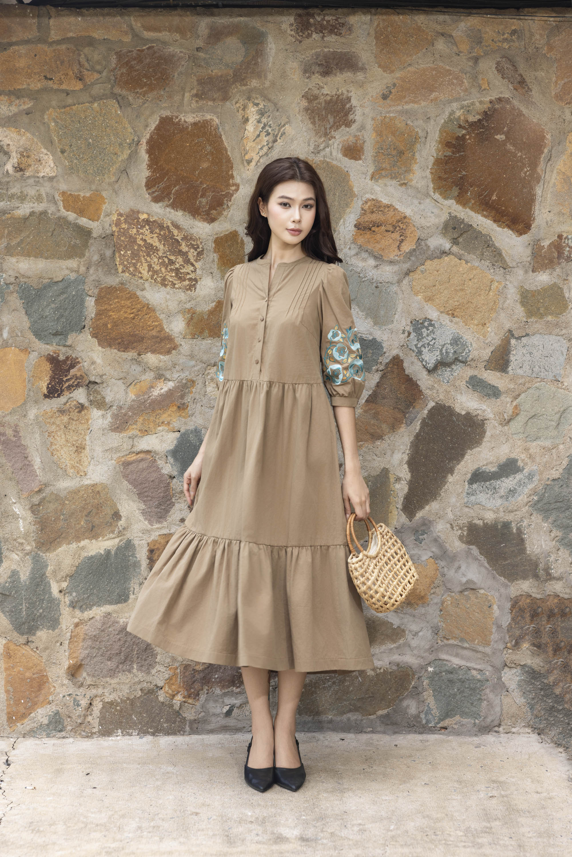 SWANLAKE | Váy Đầm Nữ Maxi Đuôi Cá Xòe Vải Cotton Tay Lỡ Thêu Hoa Cổ Trụ Cài Nút Công Sở D13567LW01