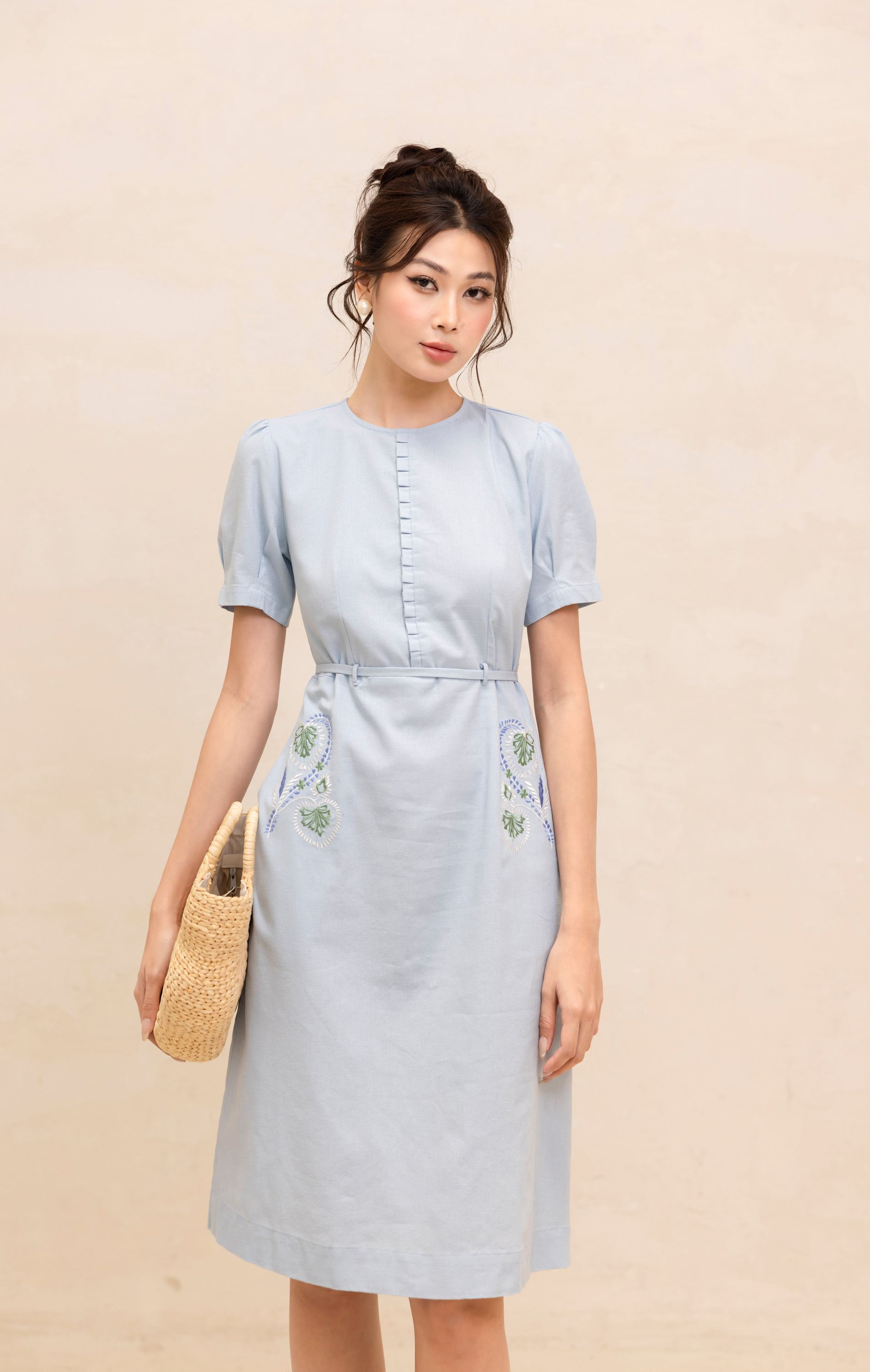 Đầm Linen Trơn Thêu Tay Phồng Cột Dây Swanlake- D12372LW01