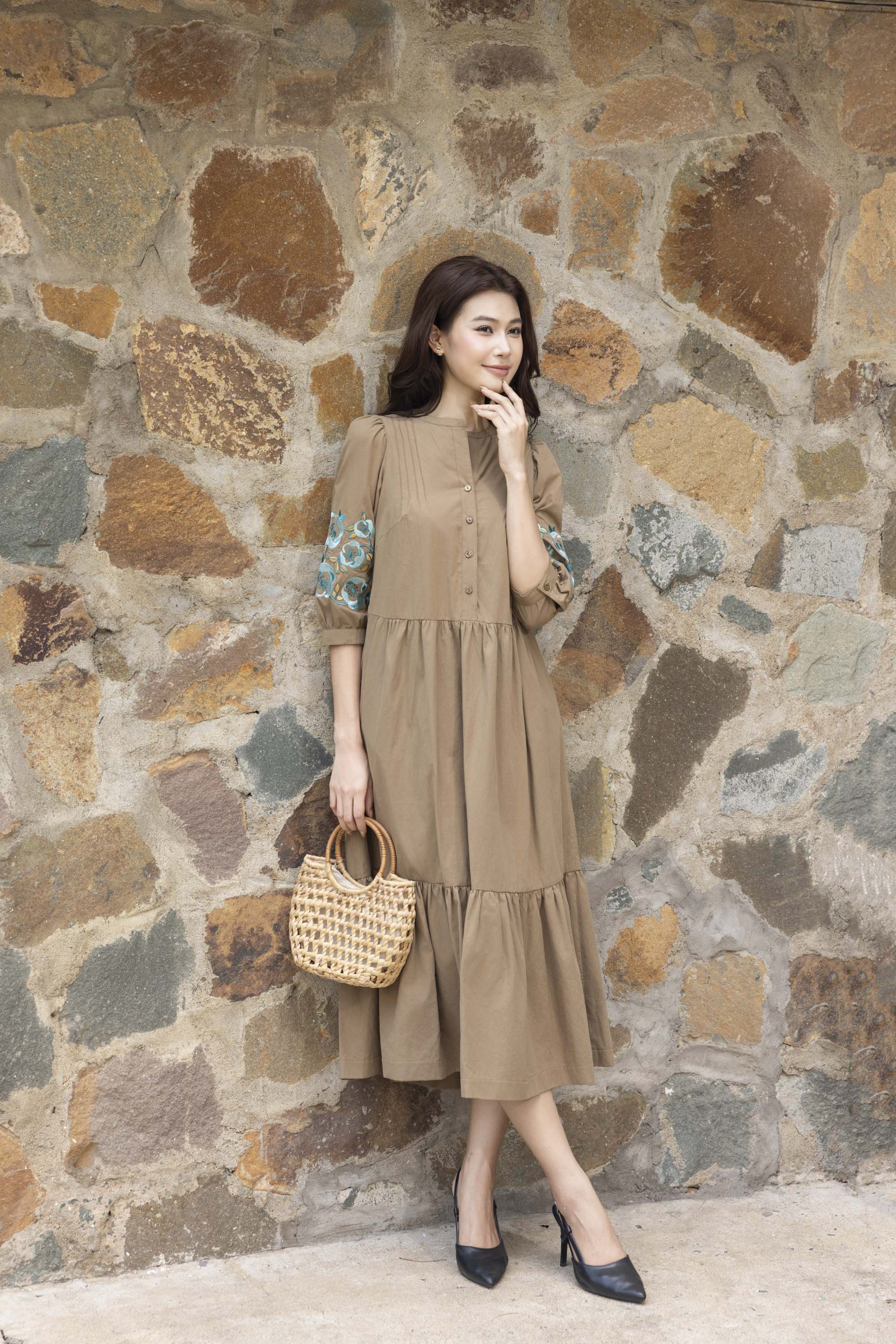 SWANLAKE | Váy Đầm Nữ Maxi Đuôi Cá Xòe Vải Cotton Tay Lỡ Thêu Hoa Cổ Trụ Cài Nút Công Sở D13567LW01