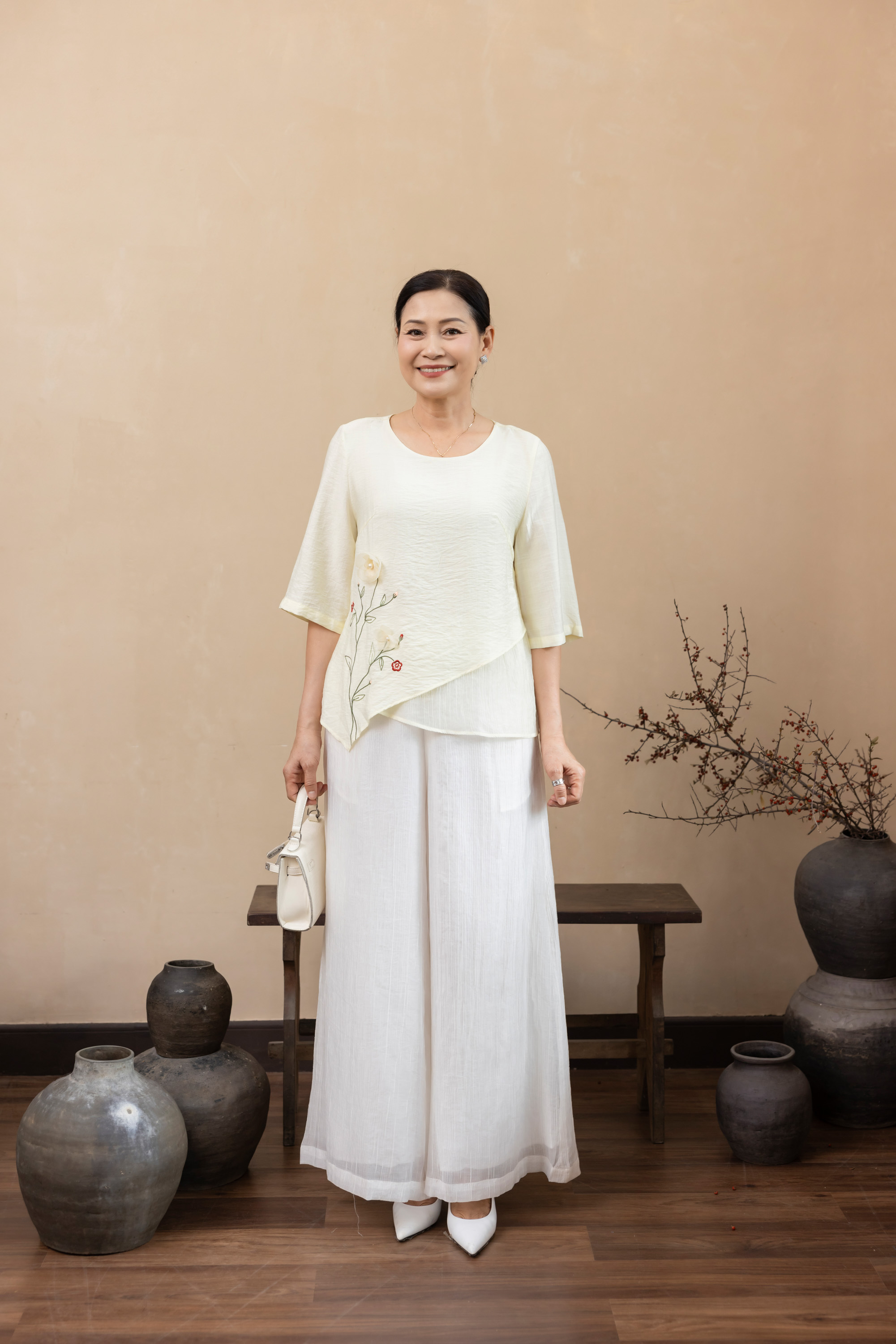 M Collection | Áo Kiểu Trung Niên Tặng Mẹ Phom Suông Lớp Ngoài Vạt Xéo Thêu Kết Hợp Đính Hoa 3D Chất Liệu Lụa Hàn - A12412LW01