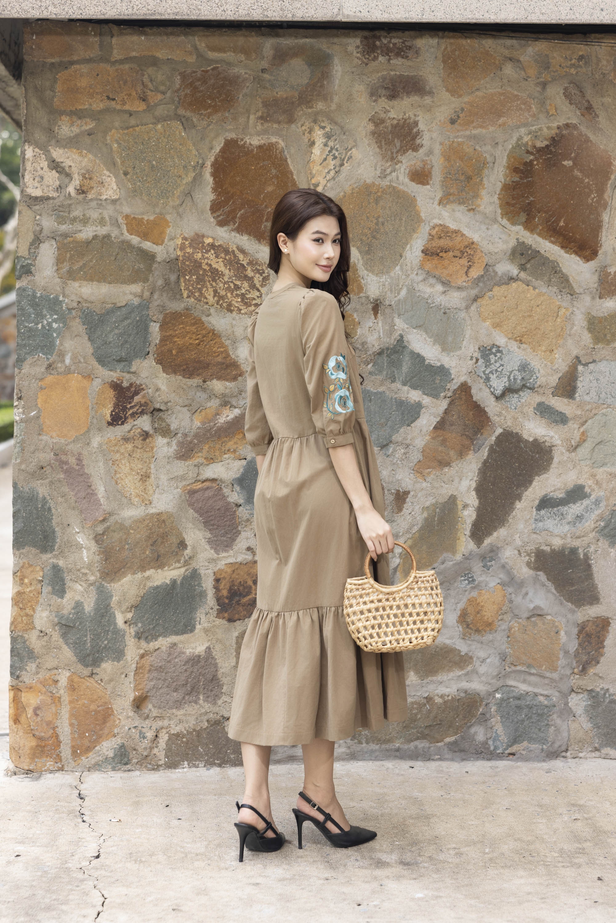 SWANLAKE | Váy Đầm Nữ Maxi Đuôi Cá Xòe Vải Cotton Tay Lỡ Thêu Hoa Cổ Trụ Cài Nút Công Sở D13567LW01