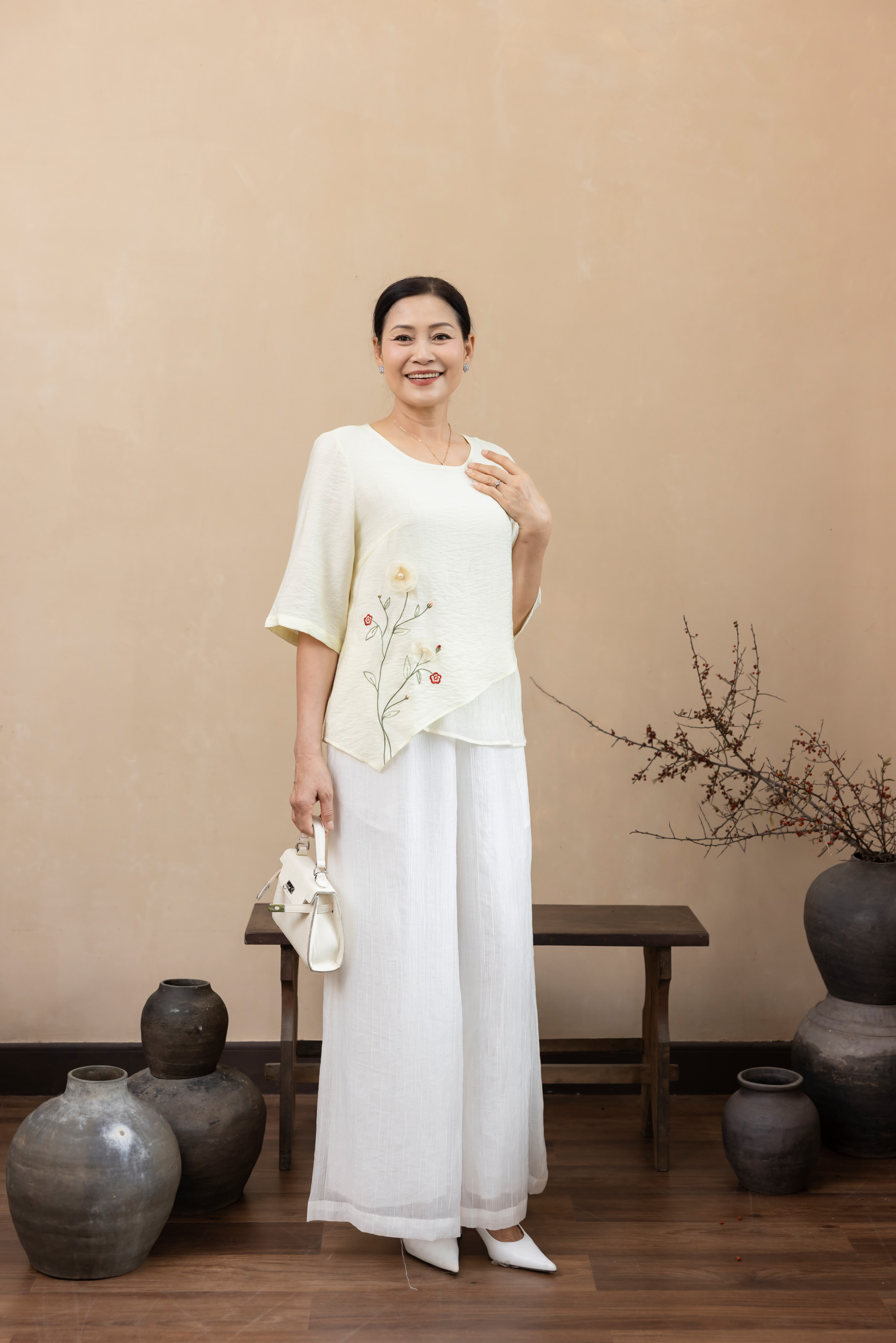 M Collection | Áo Kiểu Trung Niên Tặng Mẹ Phom Suông Lớp Ngoài Vạt Xéo Thêu Kết Hợp Đính Hoa 3D Chất Liệu Lụa Hàn - A12412LW01