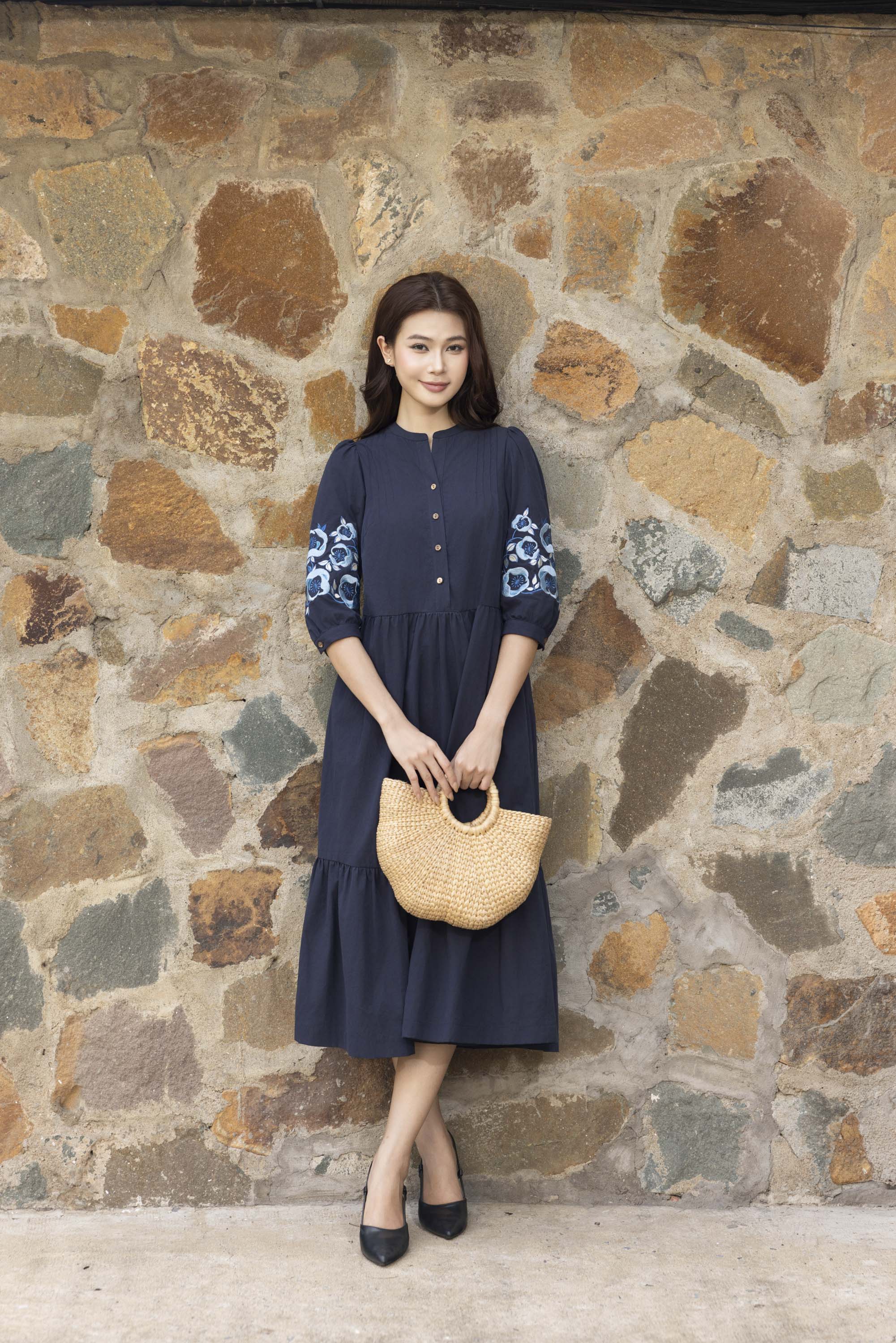 SWANLAKE | Váy Đầm Nữ Maxi Đuôi Cá Xòe Vải Cotton Tay Lỡ Thêu Hoa Cổ Trụ Cài Nút Công Sở D13567LW01
