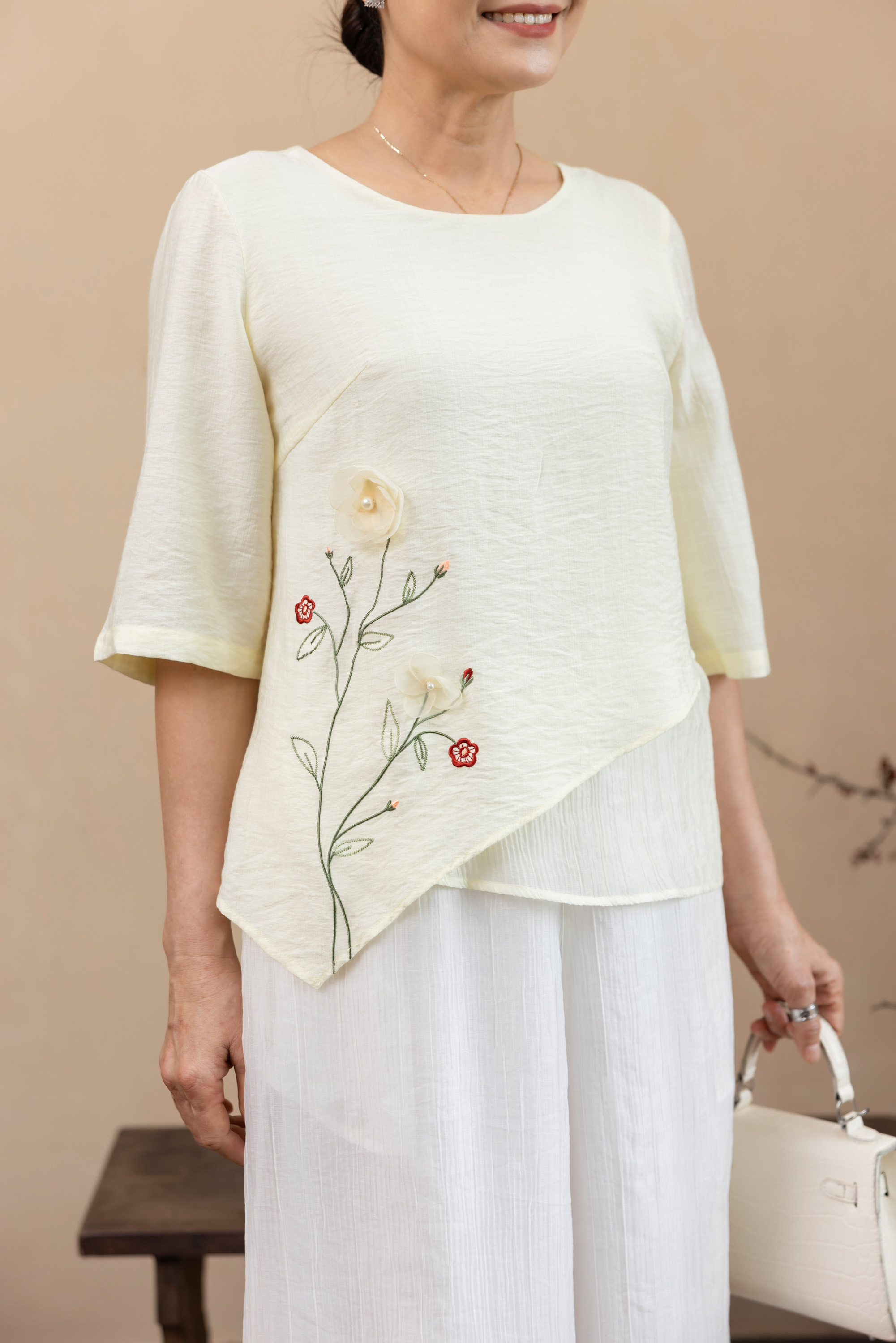 M Collection | Áo Kiểu Trung Niên Tặng Mẹ Phom Suông Lớp Ngoài Vạt Xéo Thêu Kết Hợp Đính Hoa 3D Chất Liệu Lụa Hàn - A12412LW01