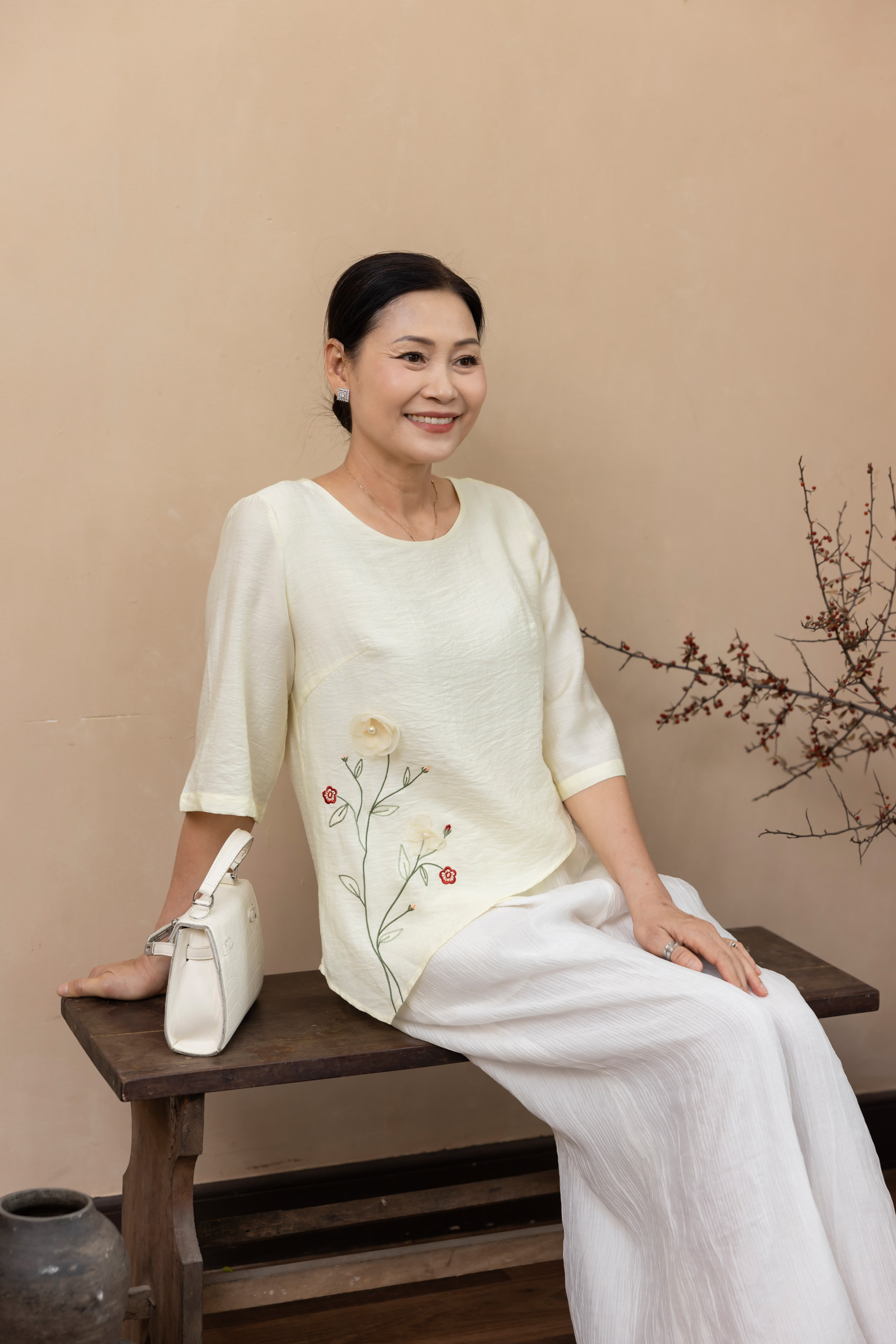 M Collection | Áo Kiểu Trung Niên Tặng Mẹ Phom Suông Lớp Ngoài Vạt Xéo Thêu Kết Hợp Đính Hoa 3D Chất Liệu Lụa Hàn - A12412LW01