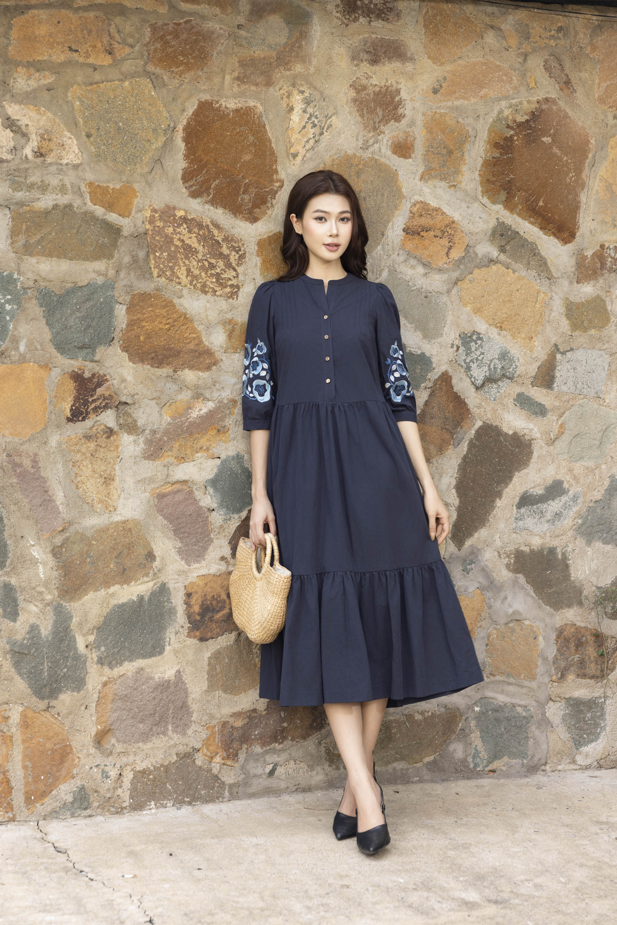 SWANLAKE | Váy Đầm Nữ Maxi Đuôi Cá Xòe Vải Cotton Tay Lỡ Thêu Hoa Cổ Trụ Cài Nút Công Sở D13567LW01