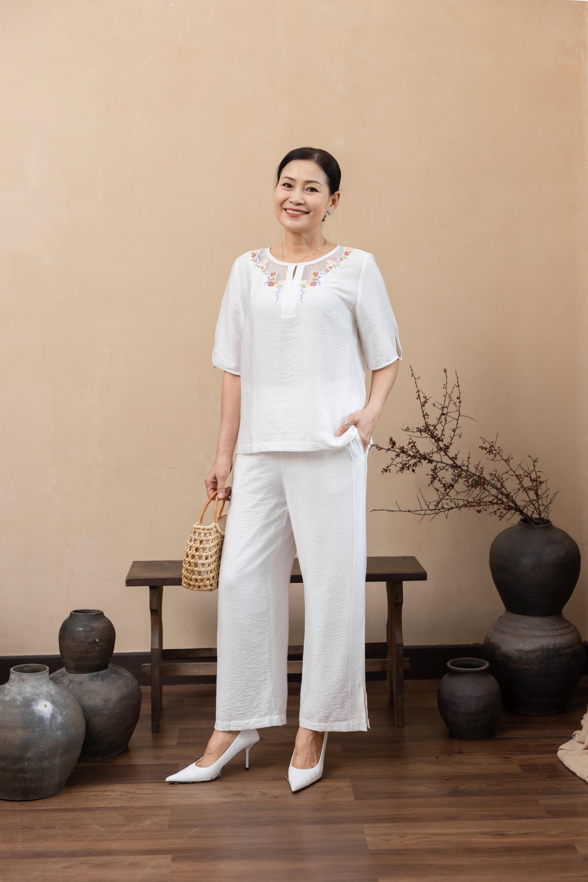 M Collection | Áo Kiểu Trung Niên Tặng Mẹ Phom Suông Cổ Tròn Thêu Hoạ Tiết Đối Xứng Phối Ren Vải Xô Chéo - A11993LW01
