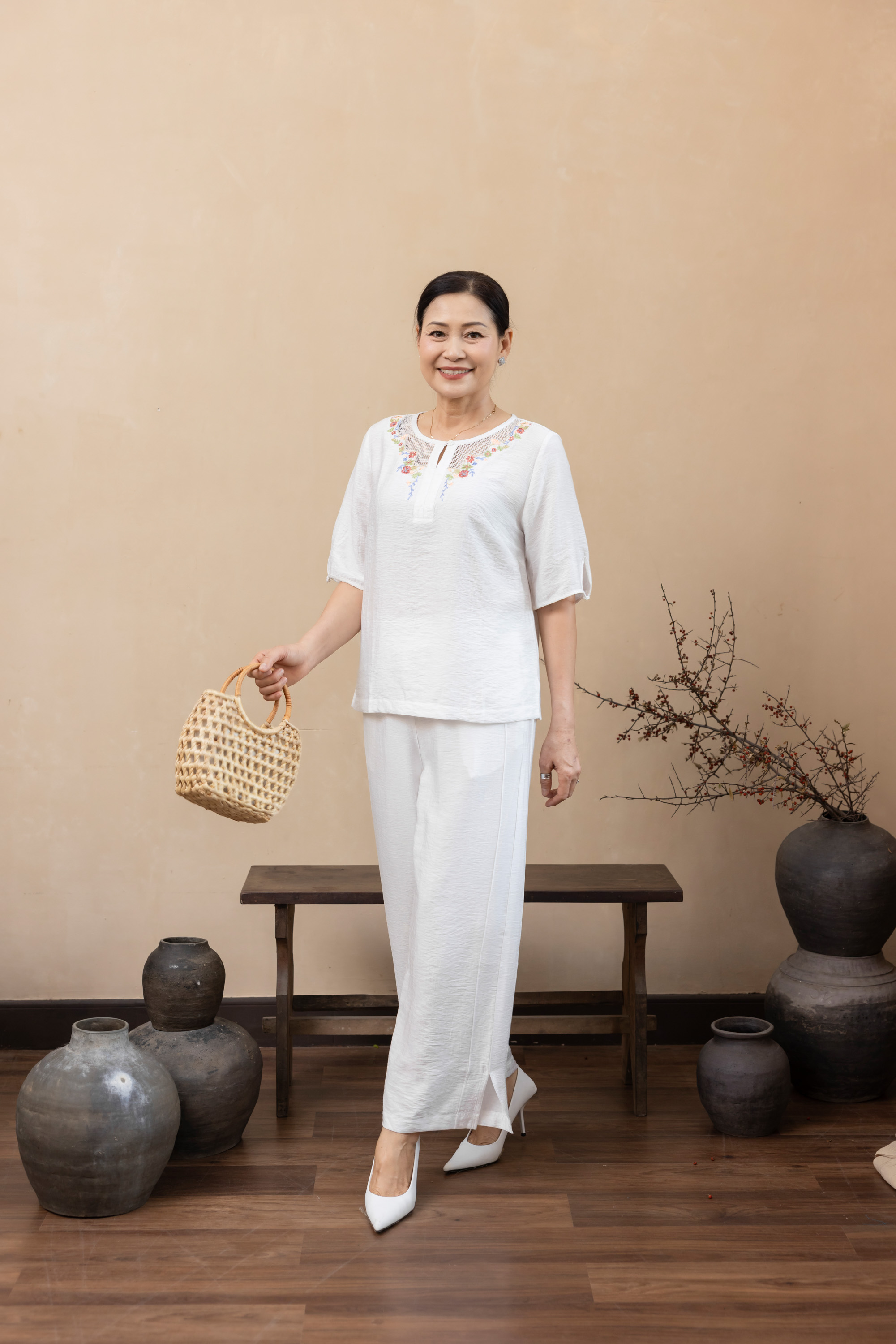 M Collection | Áo Kiểu Trung Niên Tặng Mẹ Phom Suông Cổ Tròn Thêu Hoạ Tiết Đối Xứng Phối Ren Vải Xô Chéo - A11993LW01
