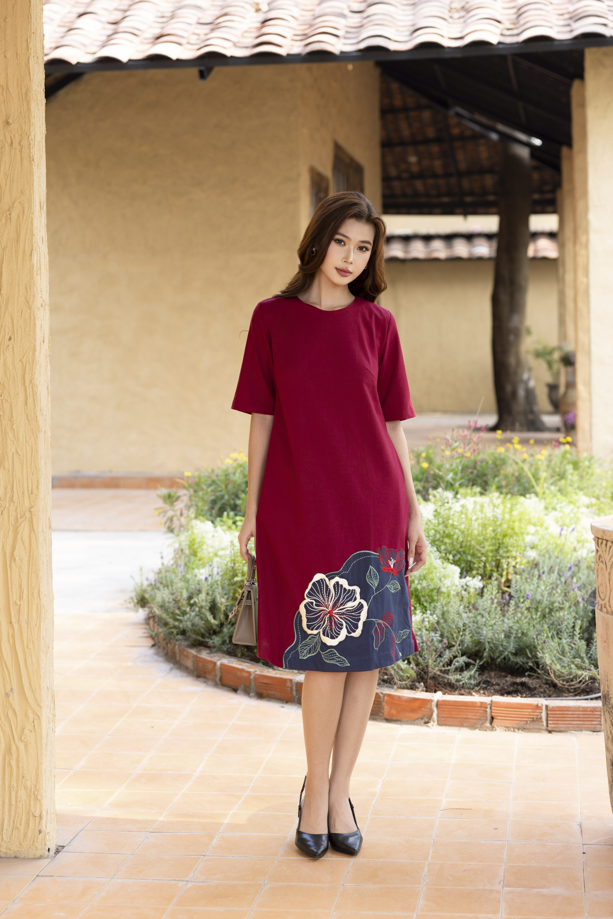 SWANLAKE | Váy Đầm Midi Nữ Phom Suông Cổ Tròn Tay Ngắn Thêu Hoa Chất Vải Linen Dạo Phố D13187LW01