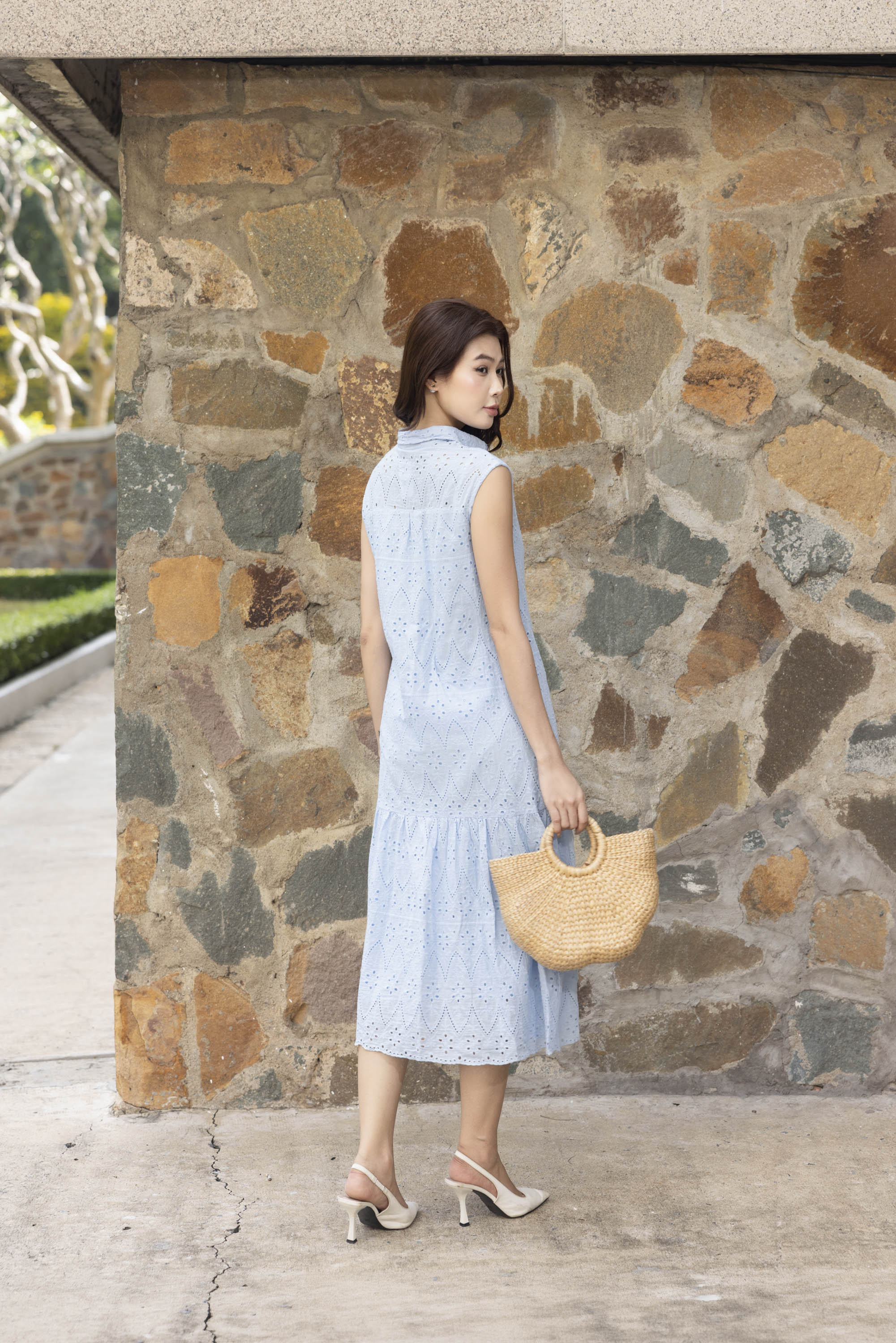 SWANLAKE | Váy Đầm Nữ Maxi Sơ Mi Suông Sát Nách Đuôi Cá Cotton Thêu Hoa Đục Lỗ Cài Nút Có Túi D12905LW01