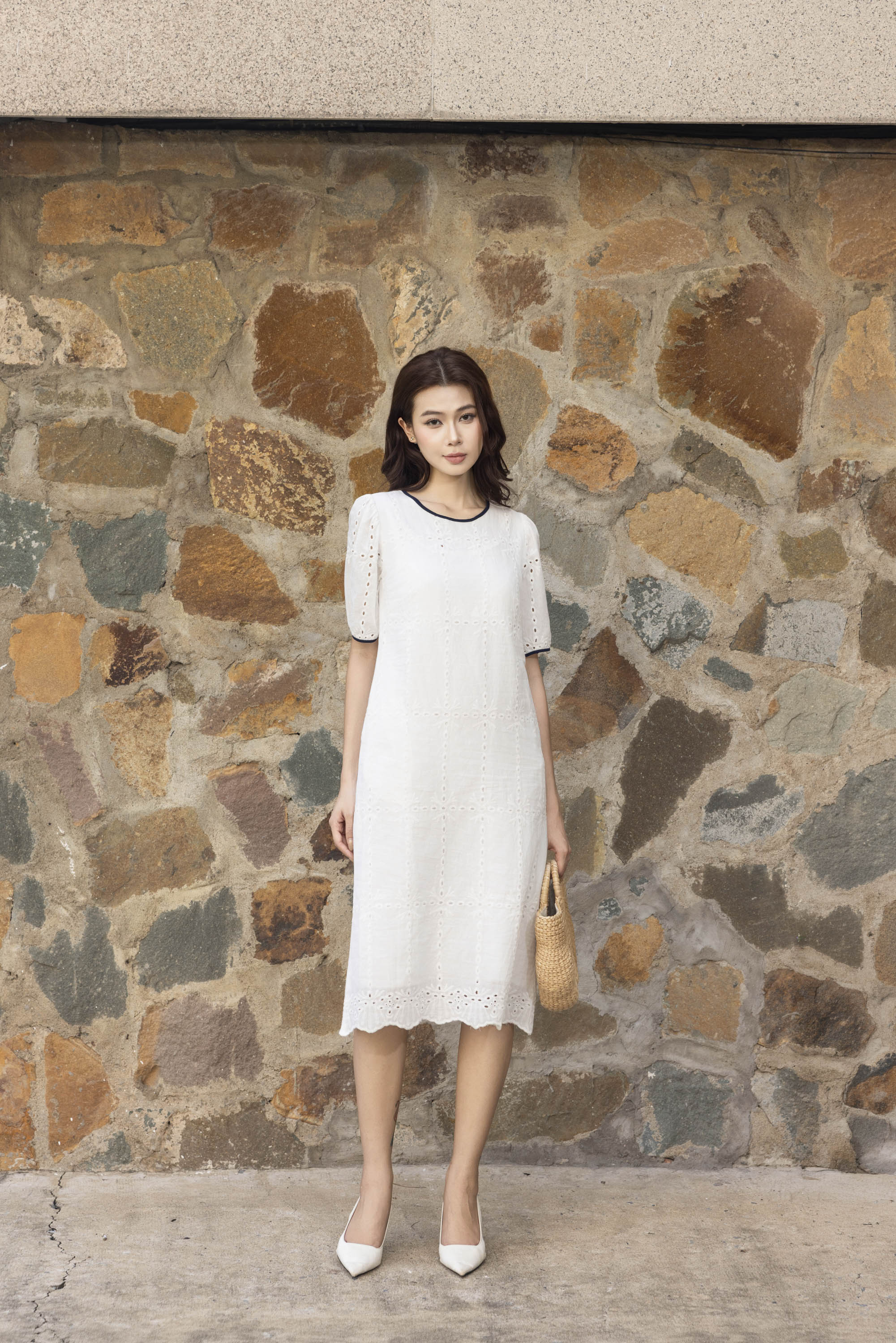 Váy Đầm Nữ Midi Vải Cotton Thêu Đục Lỗ Cổ Tròn Tay Ngắn D13482LW01