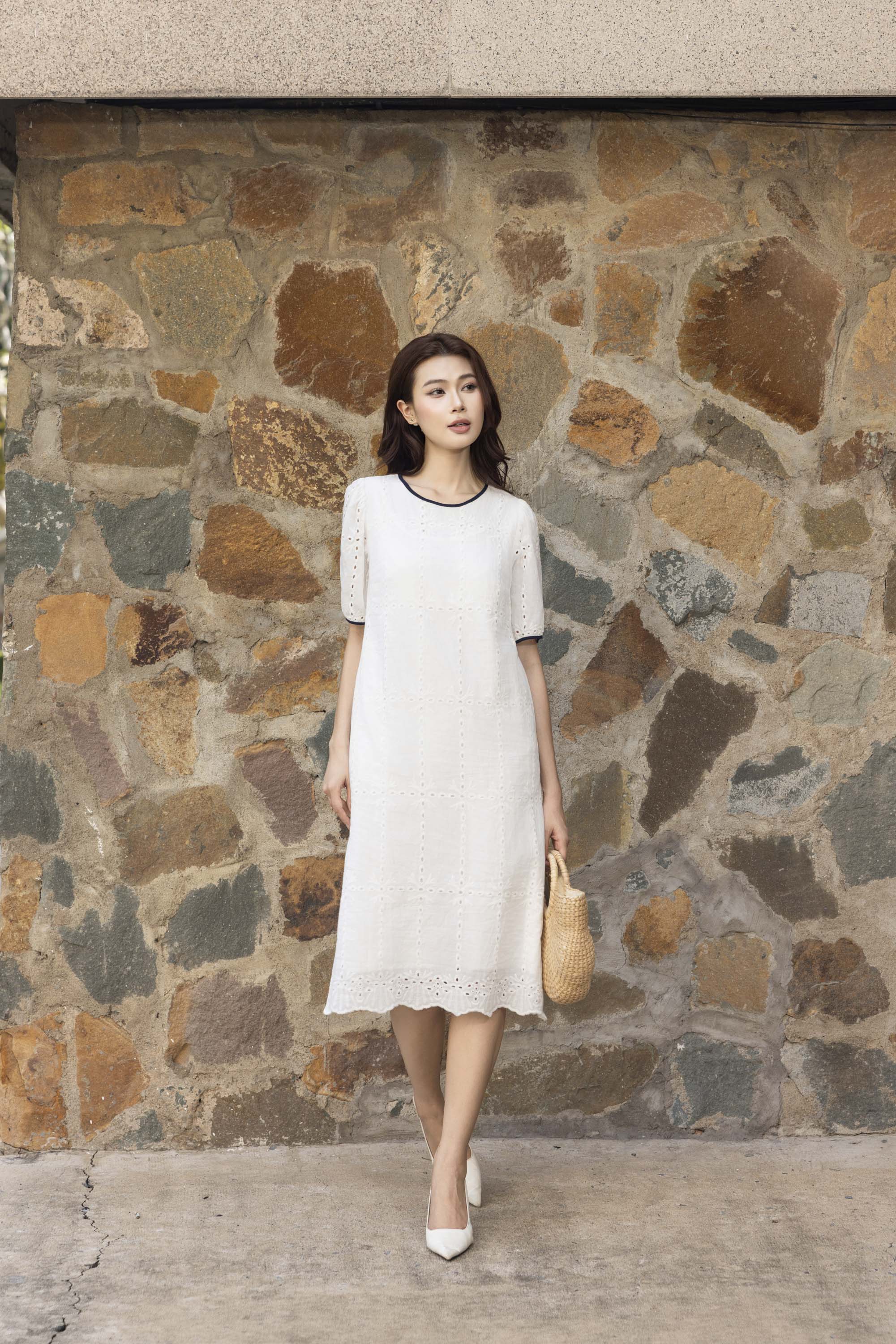 Váy Đầm Nữ Midi Vải Cotton Thêu Đục Lỗ Cổ Tròn Tay Ngắn D13482LW01