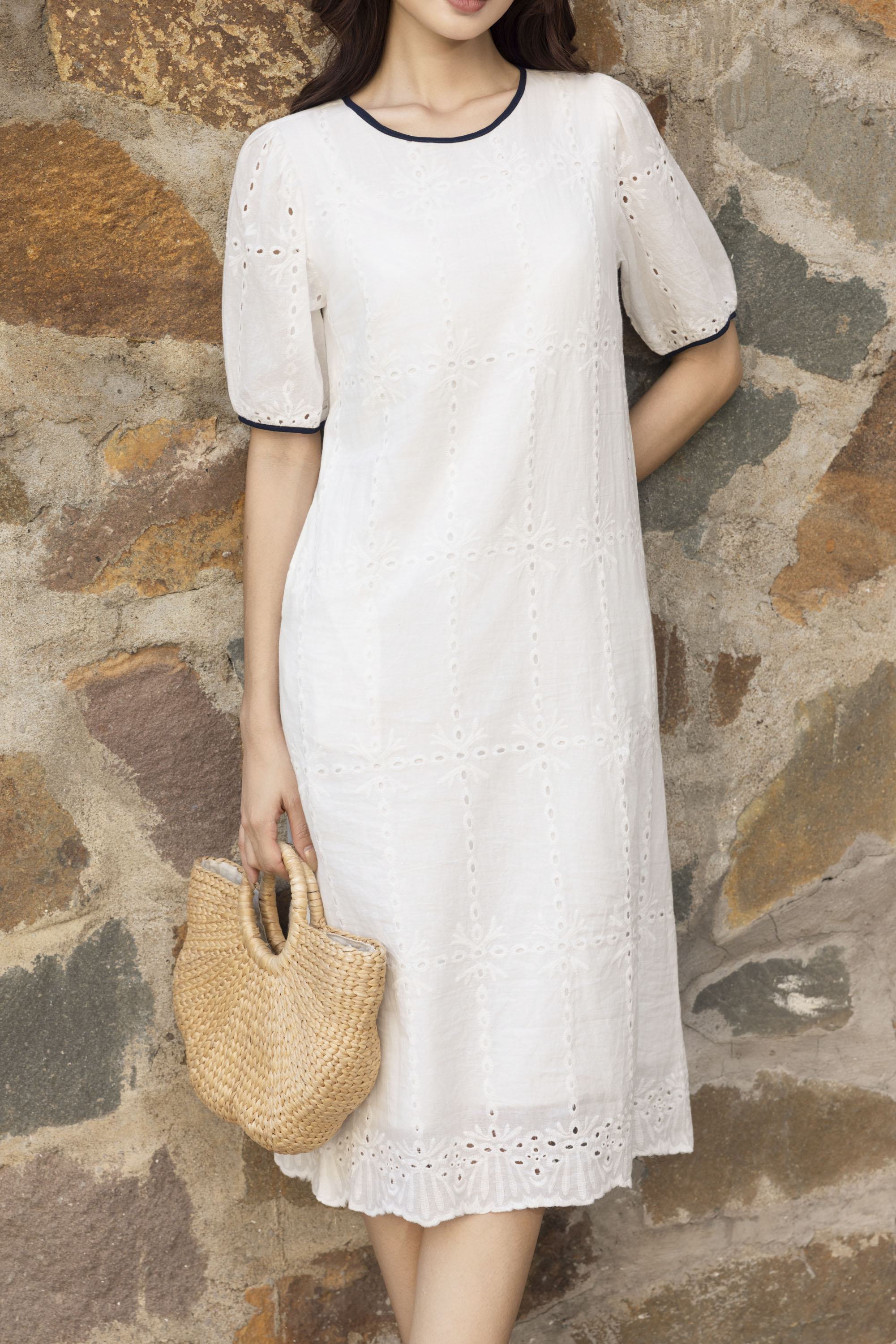 Váy Đầm Nữ Midi Vải Cotton Thêu Đục Lỗ Cổ Tròn Tay Ngắn D13482LW01