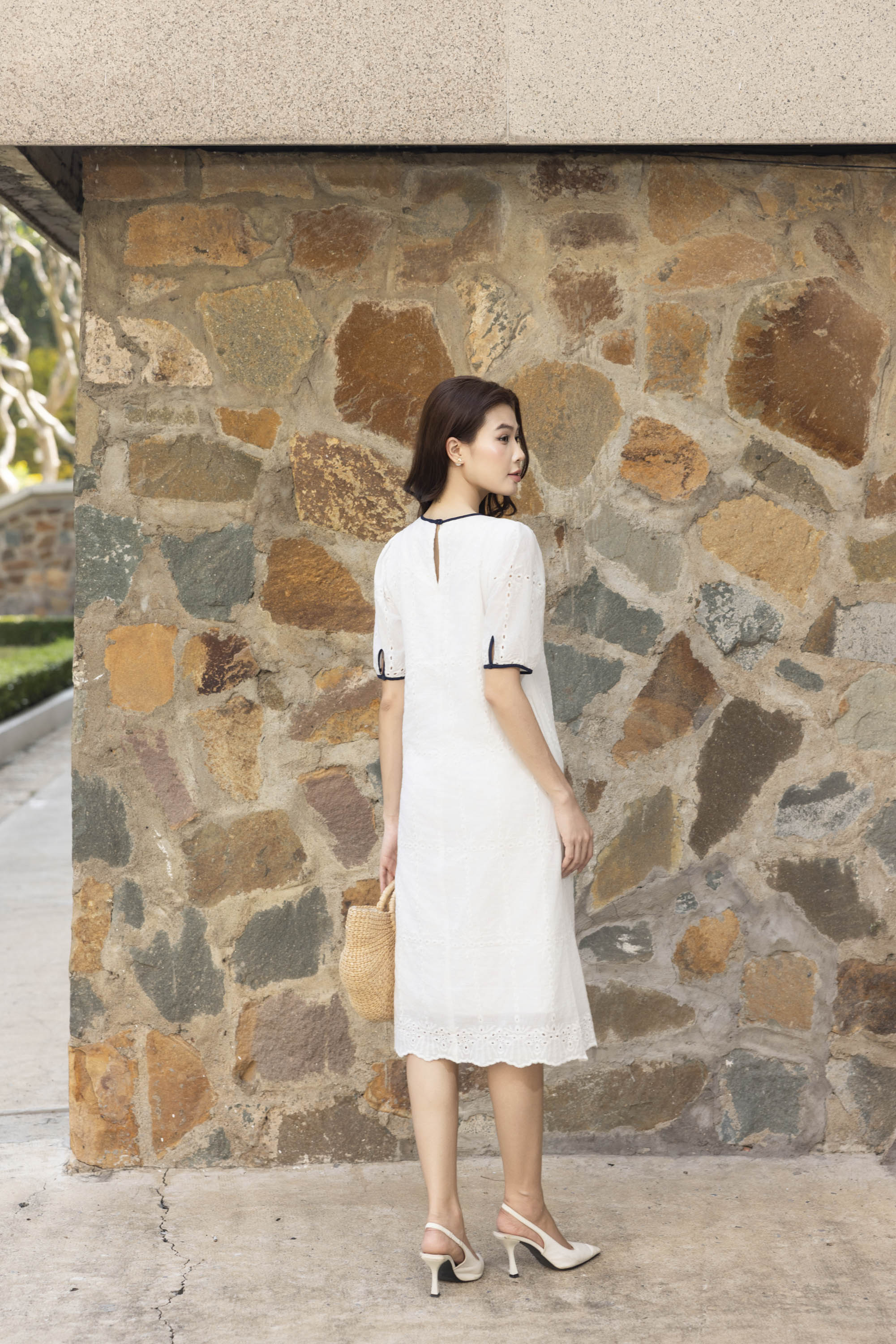 Váy Đầm Nữ Midi Vải Cotton Thêu Đục Lỗ Cổ Tròn Tay Ngắn D13482LW01