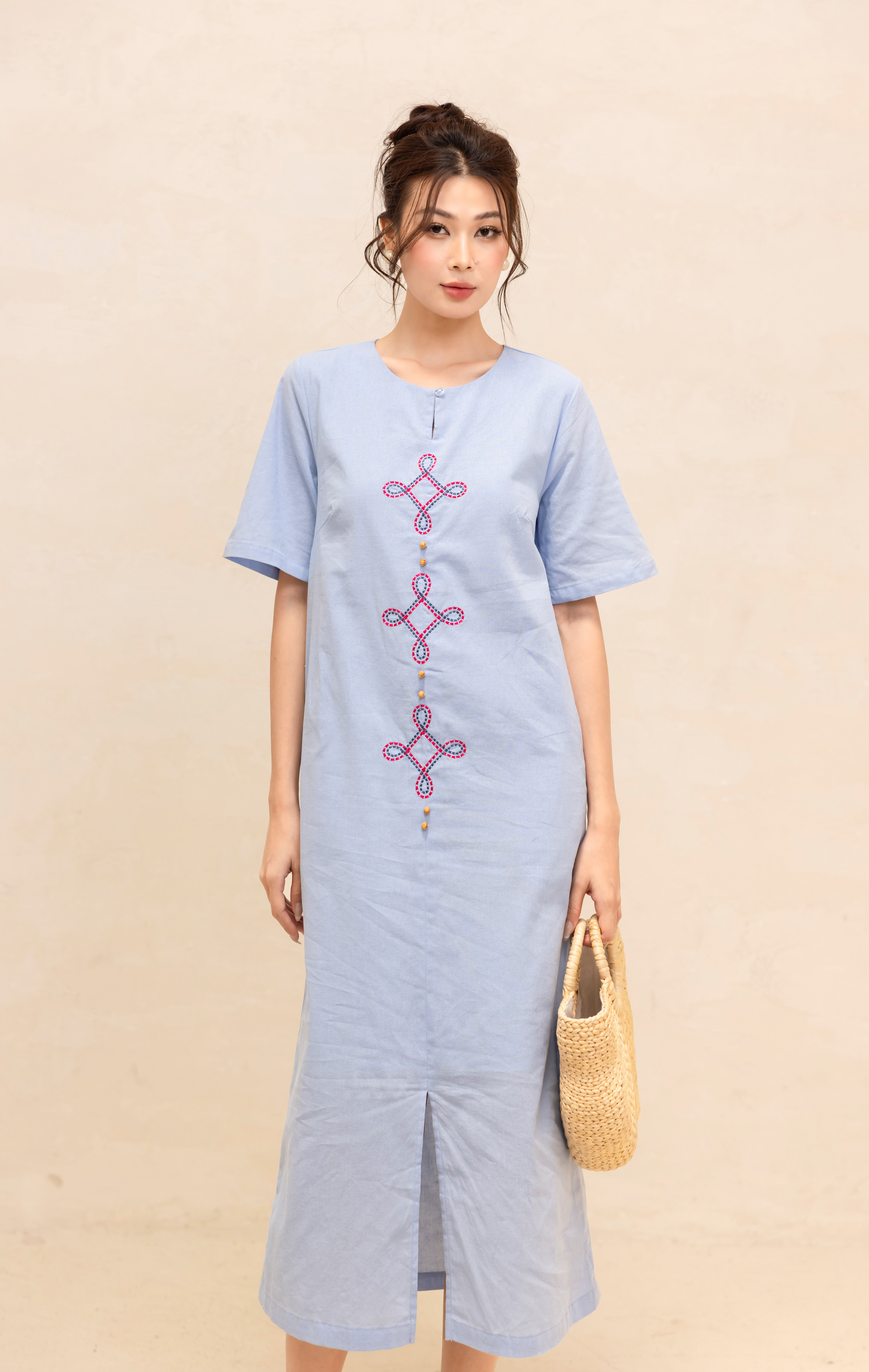 Đầm Nữ Công Sở Phom Suông Linen Suông Thêu Hoa Swanlake - D12418LW01