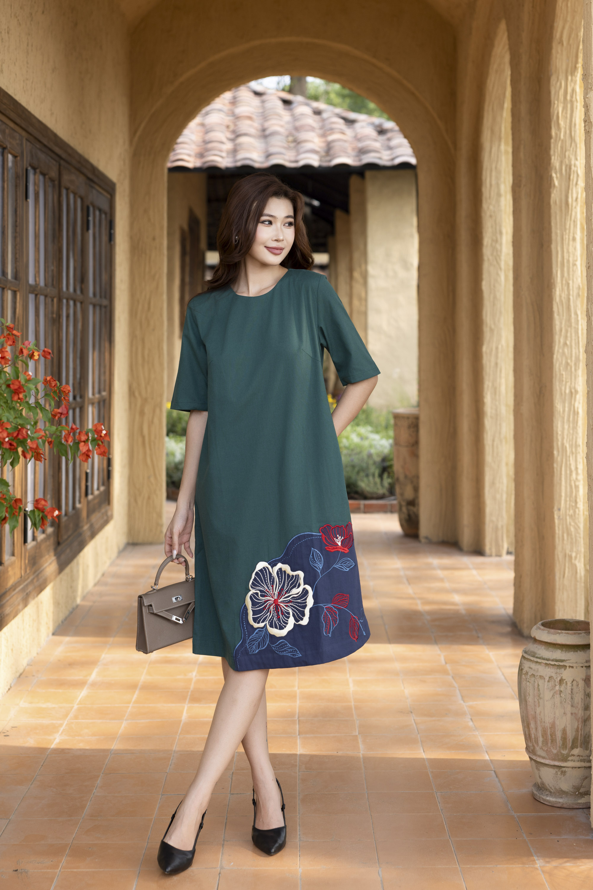SWANLAKE | Váy Đầm Midi Nữ Phom Suông Cổ Tròn Tay Ngắn Thêu Hoa Chất Vải Linen Dạo Phố D13187LW01