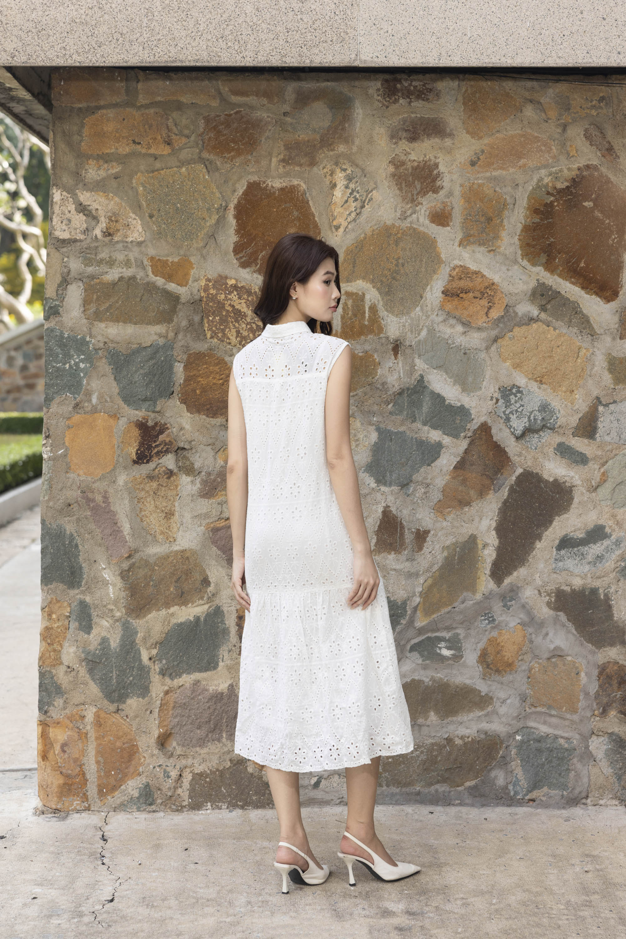 SWANLAKE | Váy Đầm Nữ Maxi Sơ Mi Suông Sát Nách Đuôi Cá Cotton Thêu Hoa Đục Lỗ Cài Nút Có Túi D12905LW01