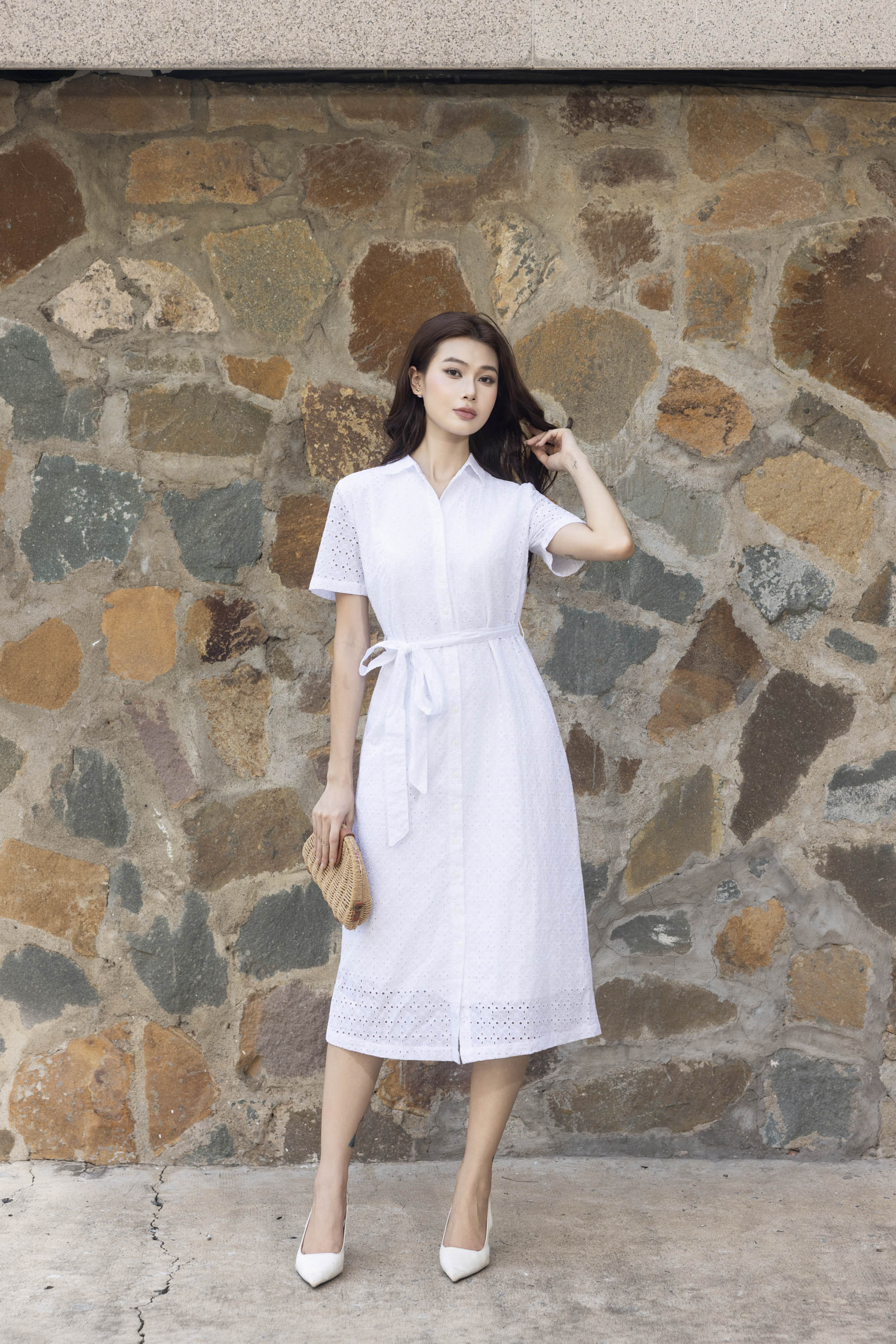 SWANLAKE | Váy Đầm Nữ Suông Vải Cotton Thêu Đục Lỗ Cổ Sơ Mi Tay Ngắn Dây Thắt Eo Công Sở D13483LW01