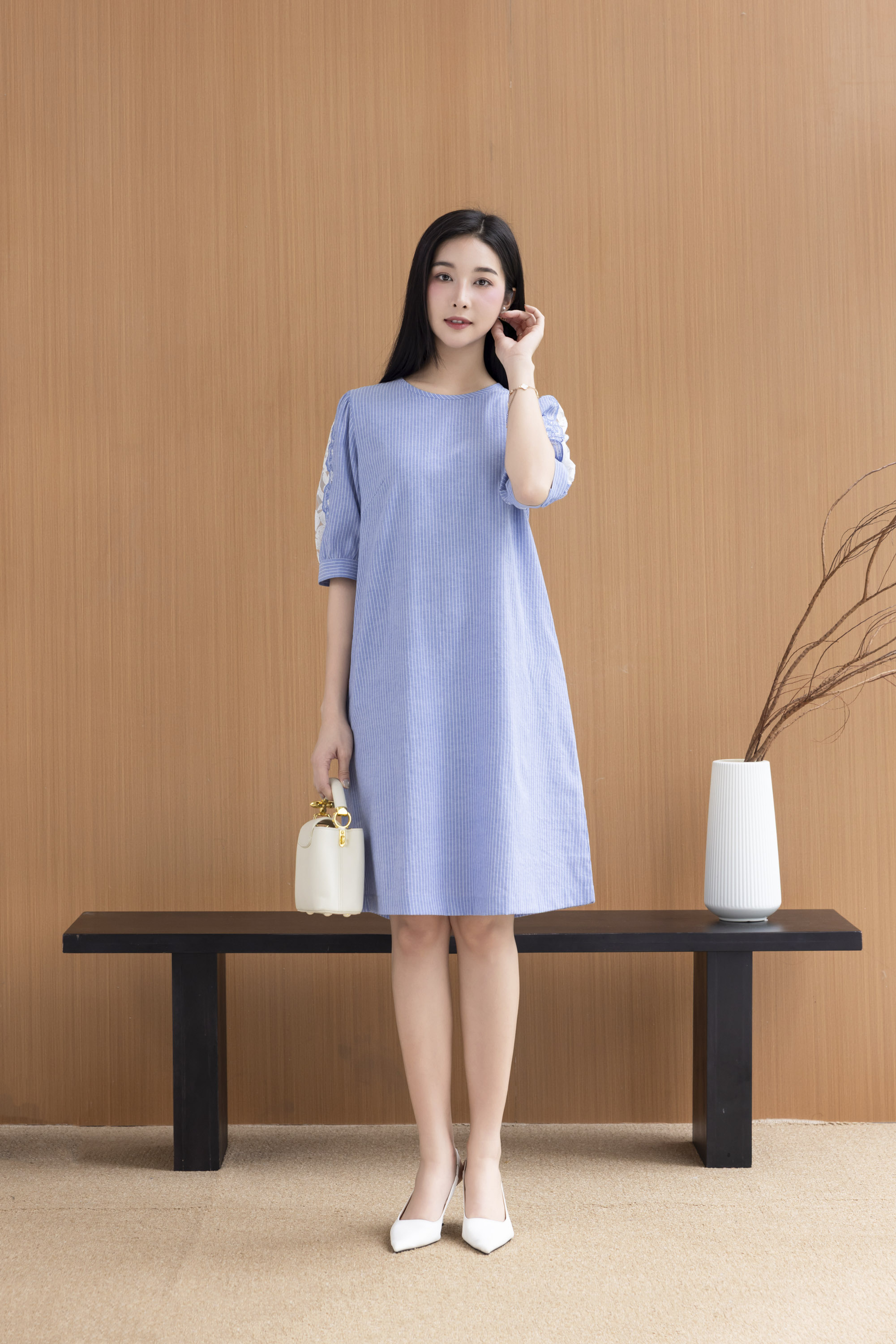 SWANLAKE | Váy Đầm Nữ Sọc Suông Cổ Tròn Cotton Tay Lỡ Nẹp Thêu Hoa Ren Lưới Có Túi Công Sở D12673LW01