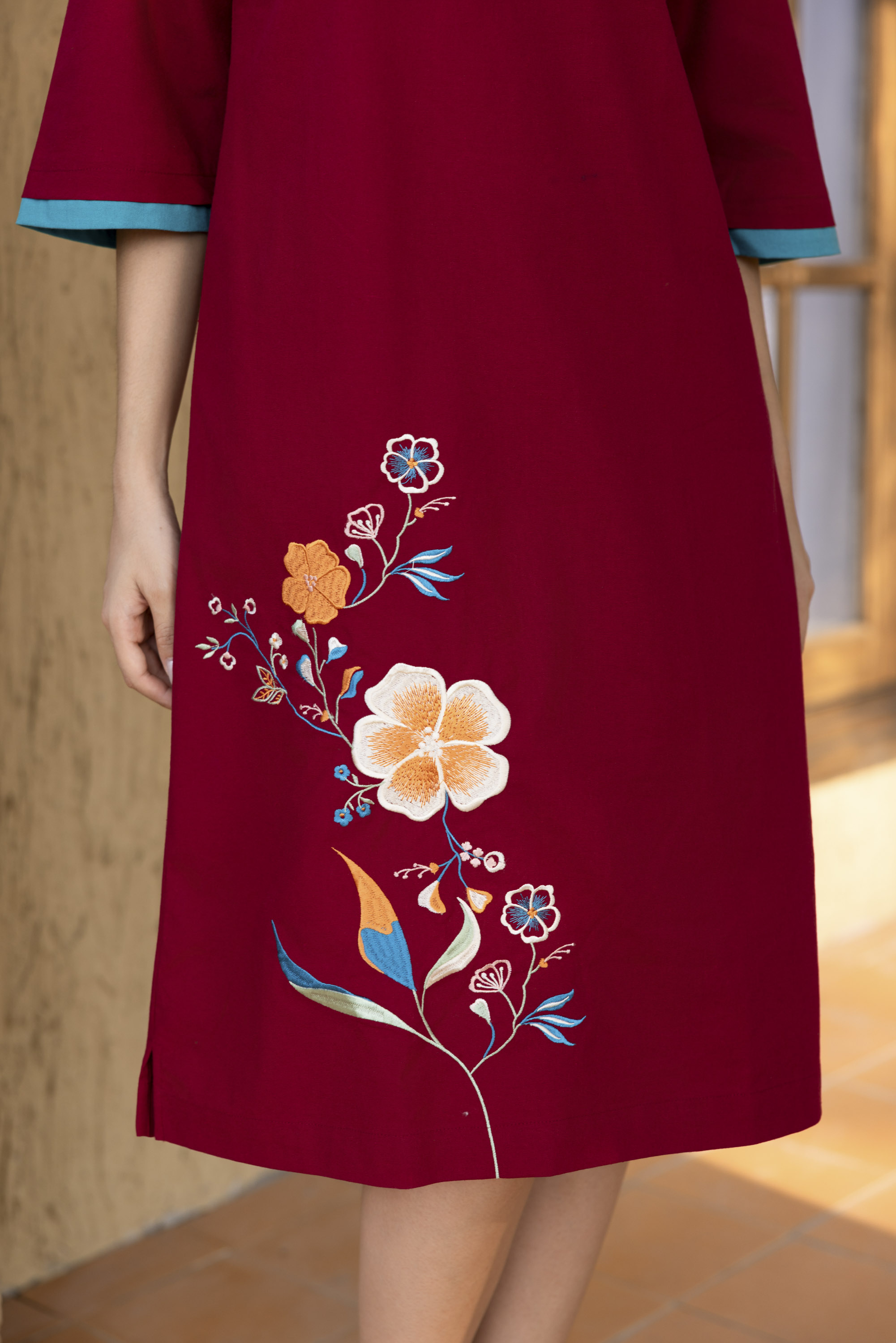 SWANLAKE | Váy Đầm Midi Nữ Phom Suông Cổ Tròn Tay Lỡ Thêu Hoa Chất Vải Linen Đi Tết Dự Tiệc D13232LW01