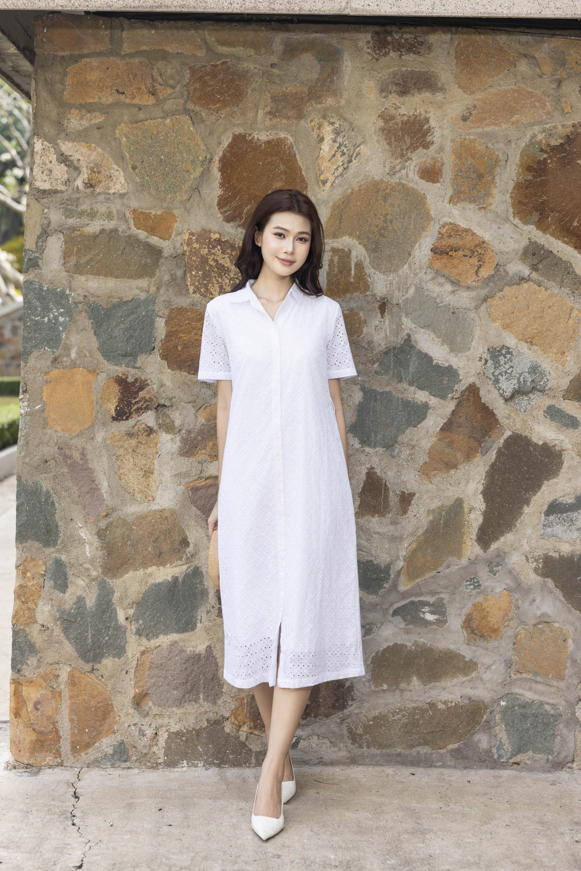 SWANLAKE | Váy Đầm Nữ Suông Vải Cotton Thêu Đục Lỗ Cổ Sơ Mi Tay Ngắn Dây Thắt Eo Công Sở D13483LW01