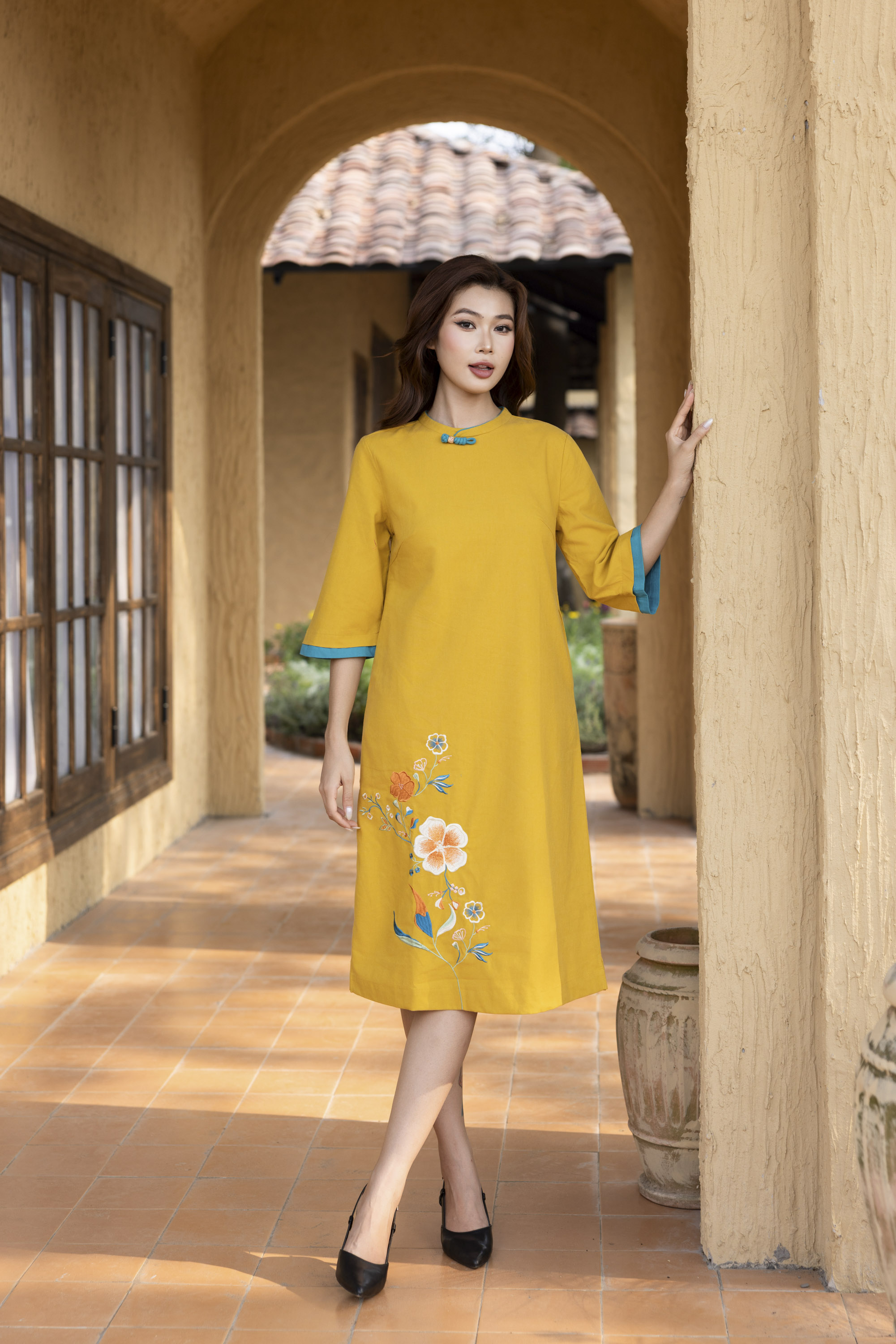 SWANLAKE | Váy Đầm Midi Nữ Phom Suông Cổ Tròn Tay Lỡ Thêu Hoa Chất Vải Linen Đi Tết Dự Tiệc D13232LW01