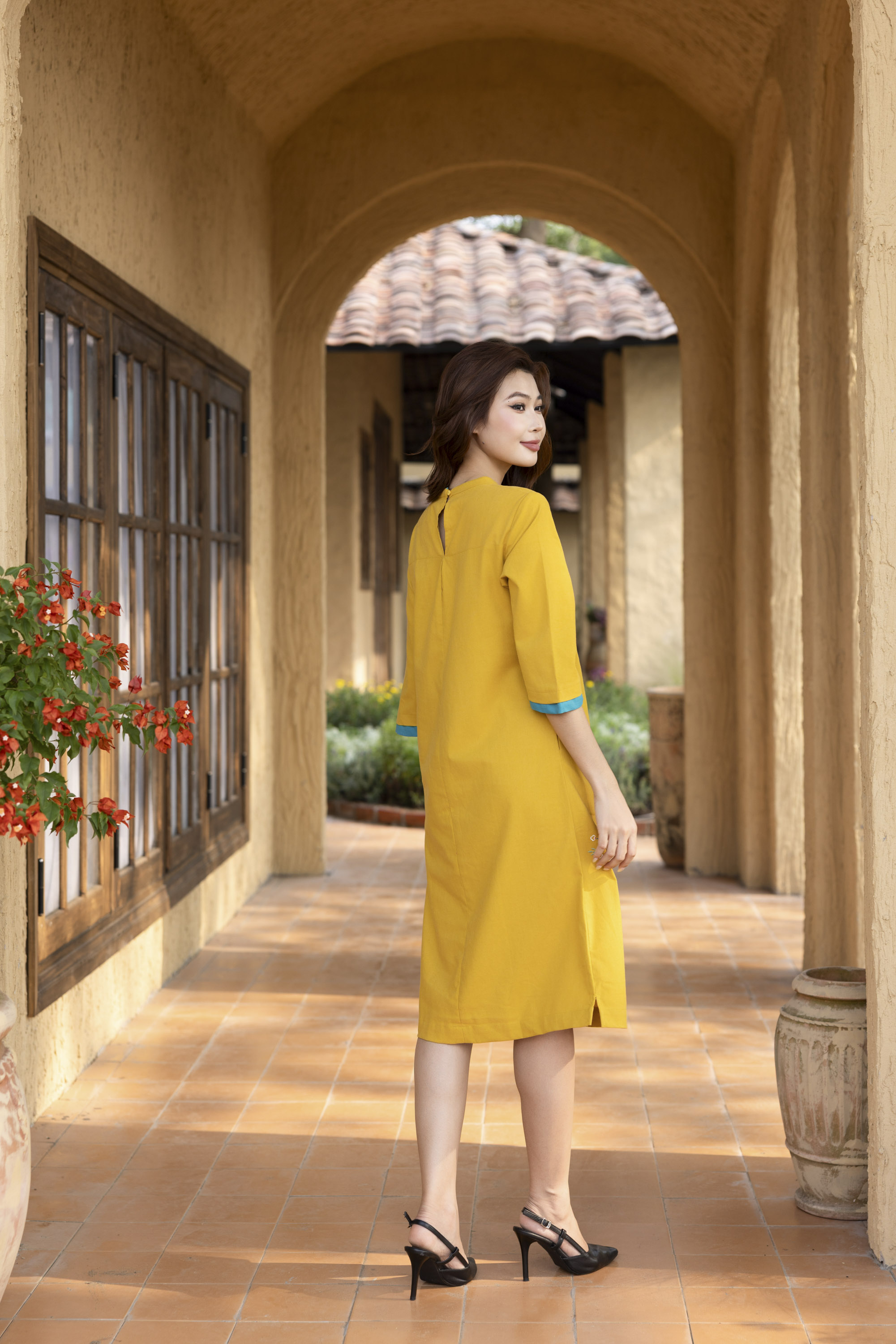 SWANLAKE | Váy Đầm Midi Nữ Phom Suông Cổ Tròn Tay Lỡ Thêu Hoa Chất Vải Linen Đi Tết Dự Tiệc D13232LW01