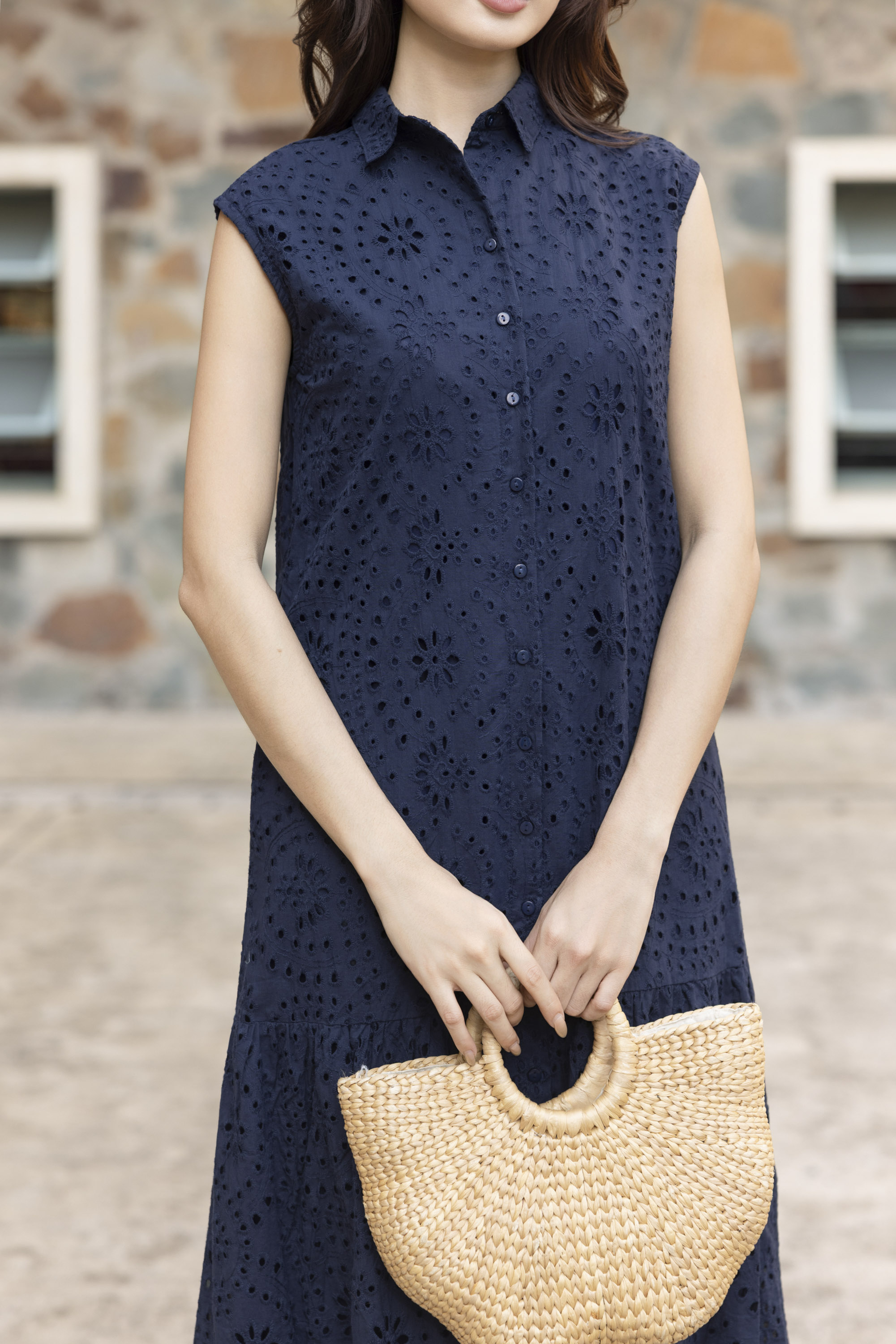 SWANLAKE | Váy Đầm Nữ Maxi Sơ Mi Suông Sát Nách Đuôi Cá Cotton Thêu Hoa Đục Lỗ Cài Nút Có Túi D12905LW01