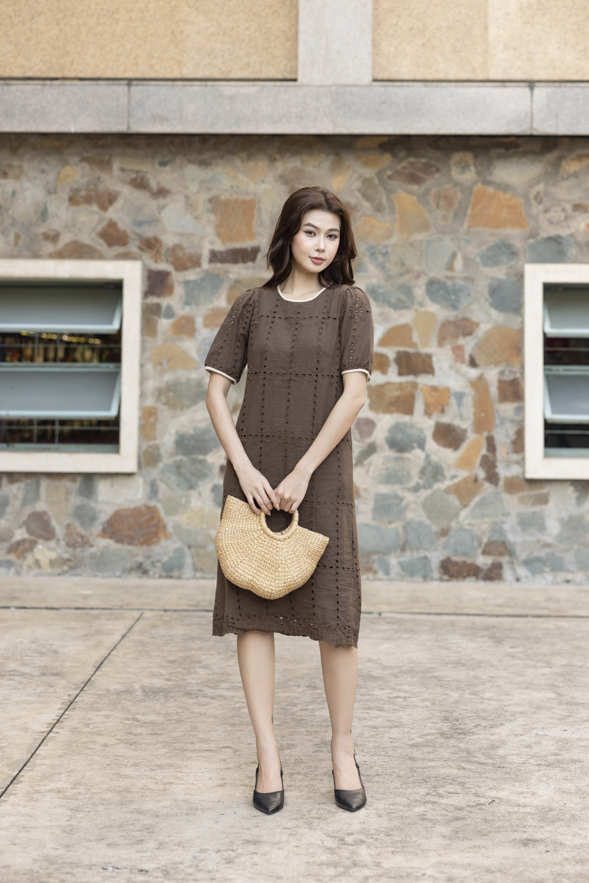 Váy Đầm Nữ Midi Vải Cotton Thêu Đục Lỗ Cổ Tròn Tay Ngắn D13482LW01
