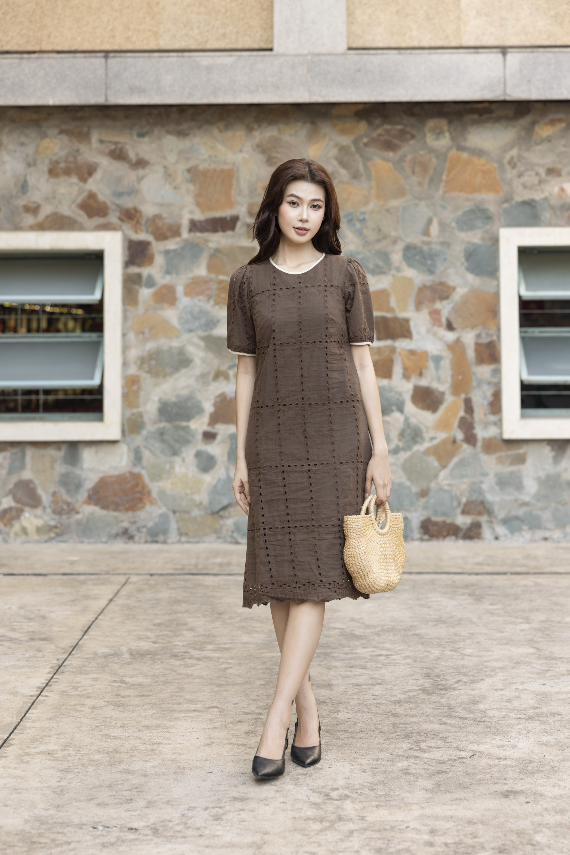 Váy Đầm Nữ Midi Vải Cotton Thêu Đục Lỗ Cổ Tròn Tay Ngắn D13482LW01